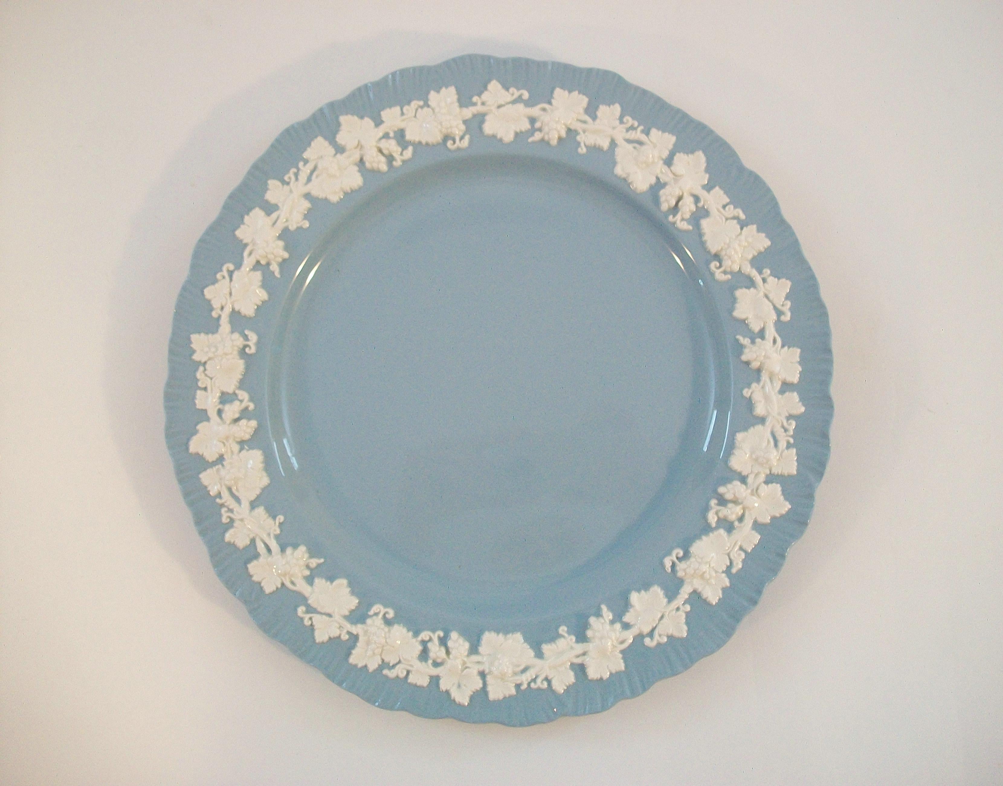 English WEDGWOOD - Four Embossed Queen's Ware Plates - United Kingdom - Circa 1950's For Sale
