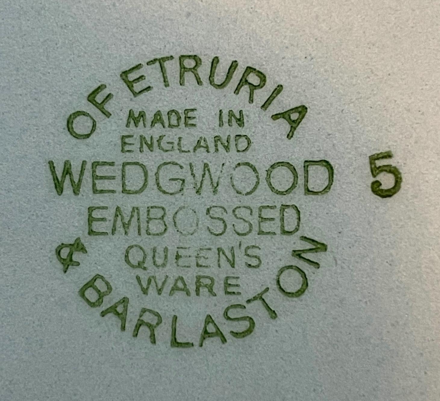 WEDGWOOD - Four Embossed Queen's Ware Plates - United Kingdom - Circa 1950's In Good Condition For Sale In Chatham, ON