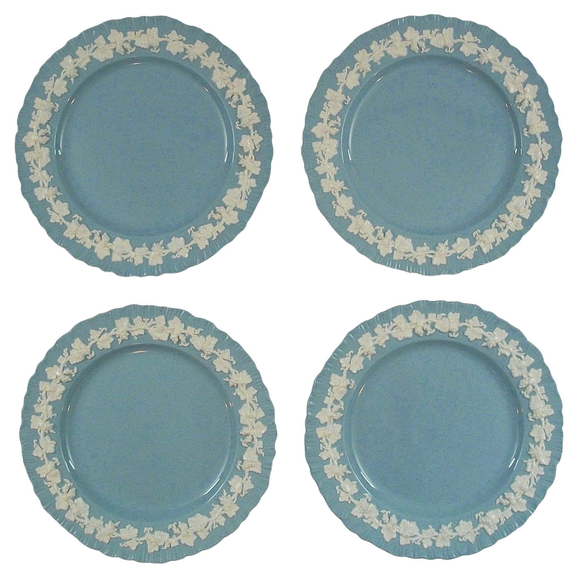 Quatre assiettes Queen's Ware en relief WEDGWOOD, Royaume-Uni, années 1950