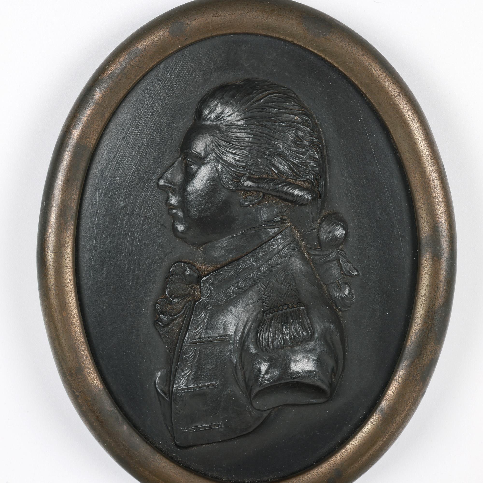 Un busto ritratto antico georgiano incorniciato in basalto nero, intitolato Principe di Galles, realizzato da Wedgwood e risalente al 1780 circa. Il busto incorniciato di forma ovale è montato in una cornice d'ottone d'epoca con occhiello girevole e