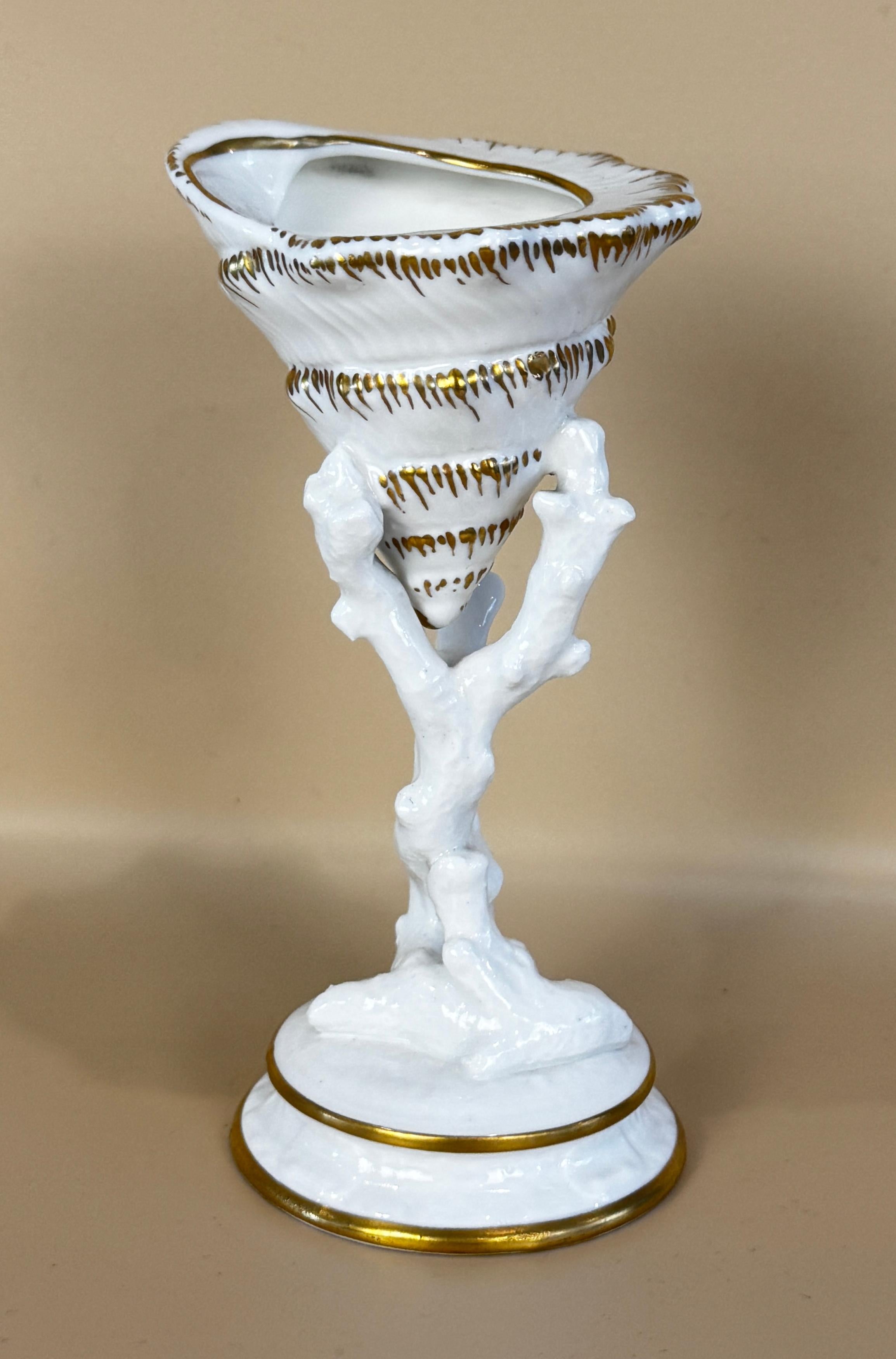 Wedgwood Vergoldetes Porzellan Muschel & Koralle Dekorative Schale oder Tischskulptur, Ende 19./Anfang 20. In Form einer naturalistischen Muschel mit vergoldeten Rippen, auf einer Koralle sitzend, auf dem Sockel markiert. Provenienz: The Schofield