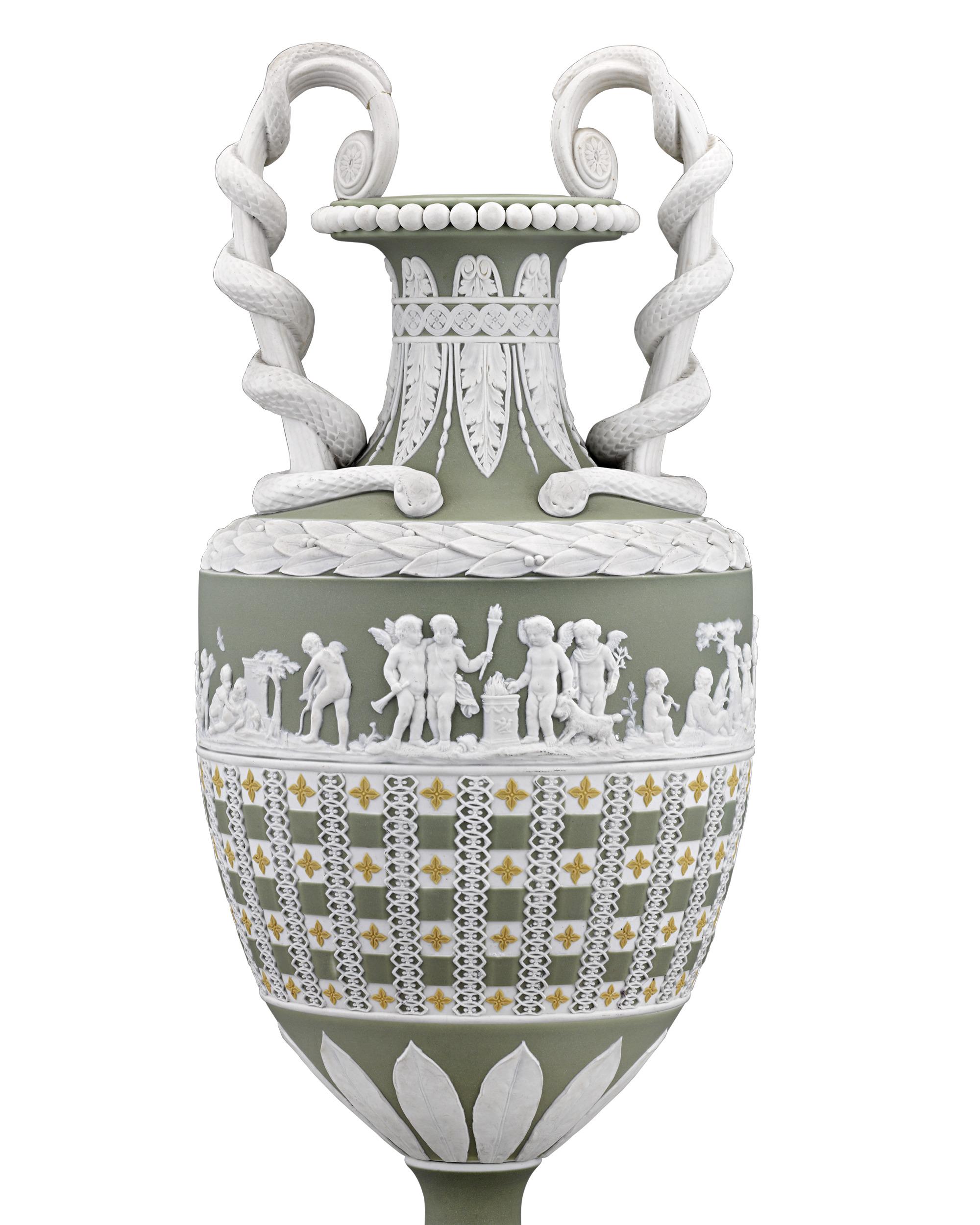 Dreifarbige Vase mit Schlangengriff aus Wedgwood-Grün (Neoklassisch) im Angebot