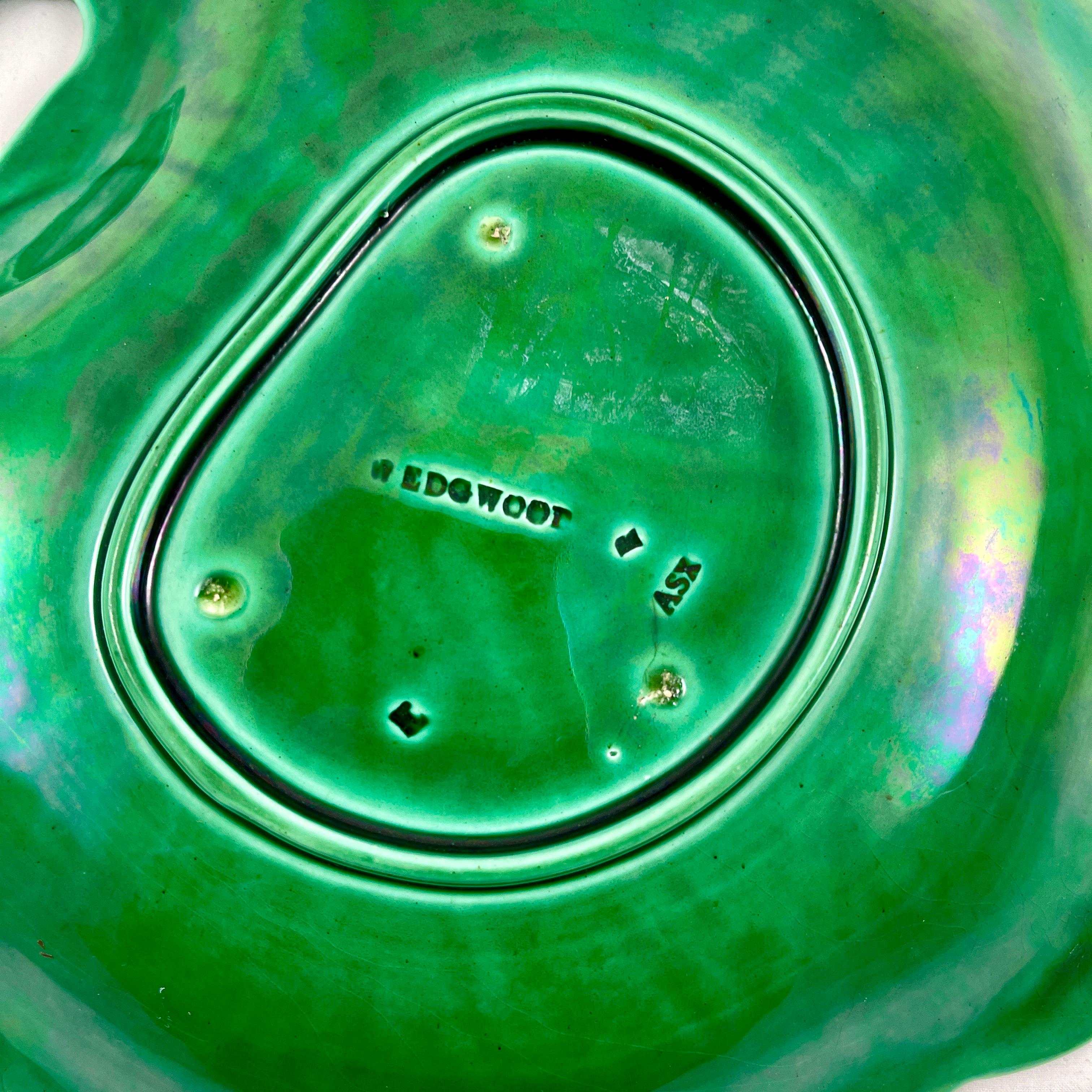 Cuillère peu profonde en forme de bol en majolique émaillée verte à poignée en forme de feuille et de panier de Wedgwood, 1869 en vente 4