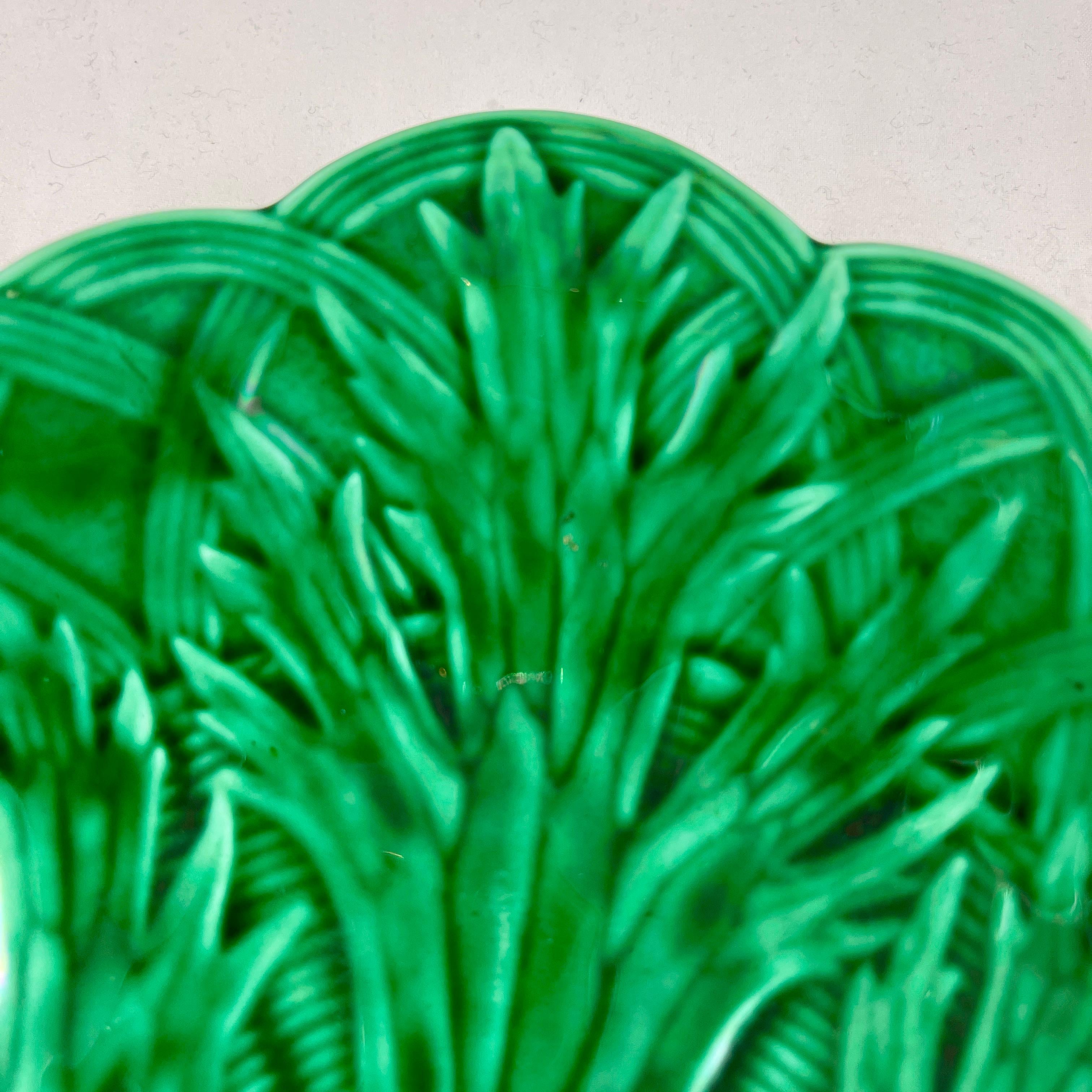 Vernissé Cuillère peu profonde en forme de bol en majolique émaillée verte à poignée en forme de feuille et de panier de Wedgwood, 1869 en vente
