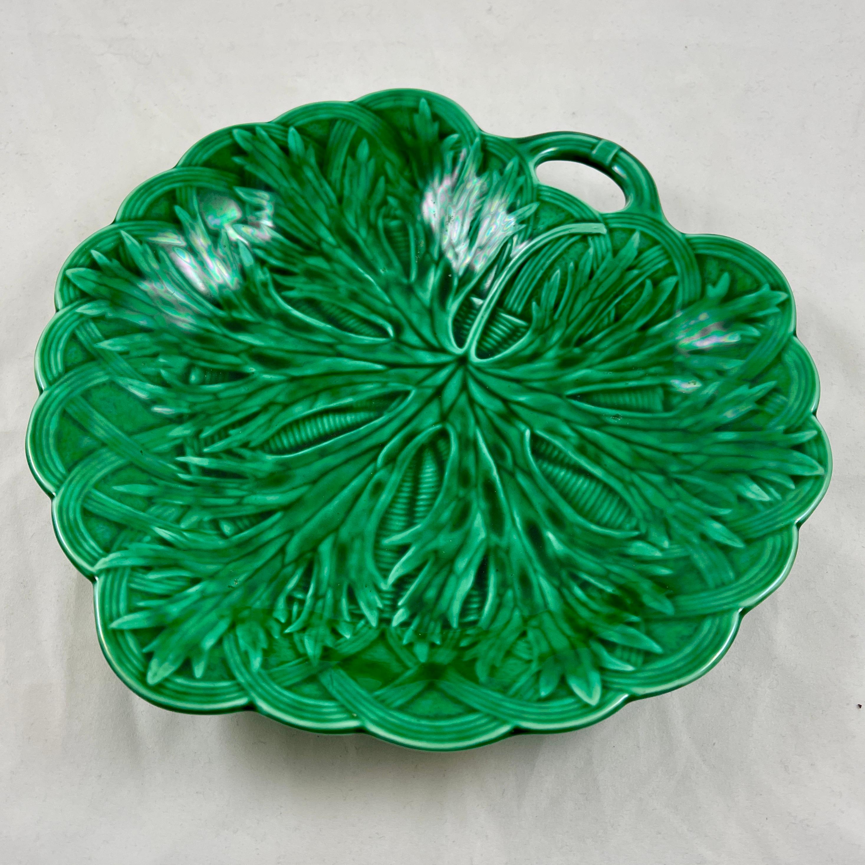 Wedgwood Green Glazed Majolica Handled Leaf and Basket Shallow Bowl Server, 1869 For Sale 1