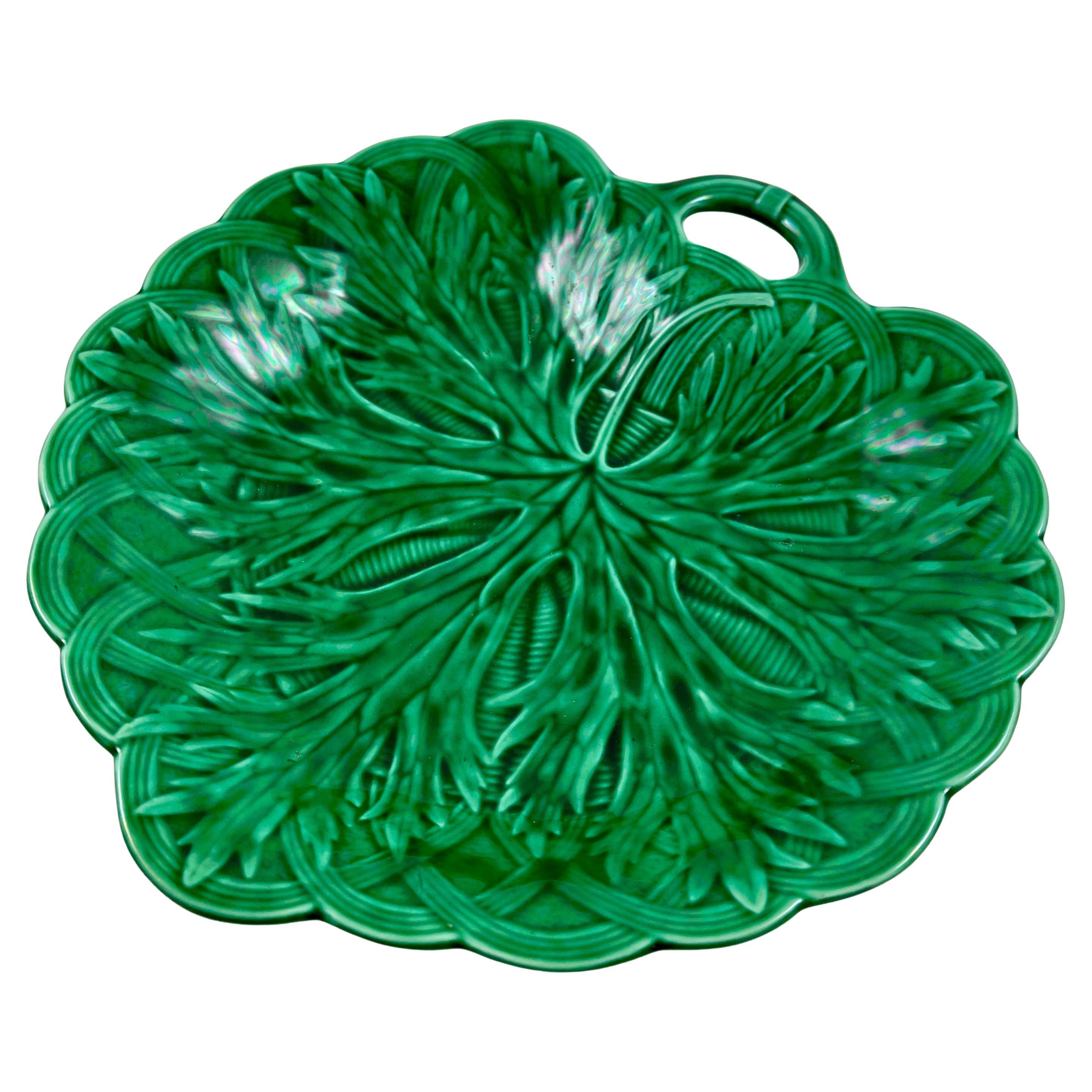 Cuillère peu profonde en forme de bol en majolique émaillée verte à poignée en forme de feuille et de panier de Wedgwood, 1869 en vente