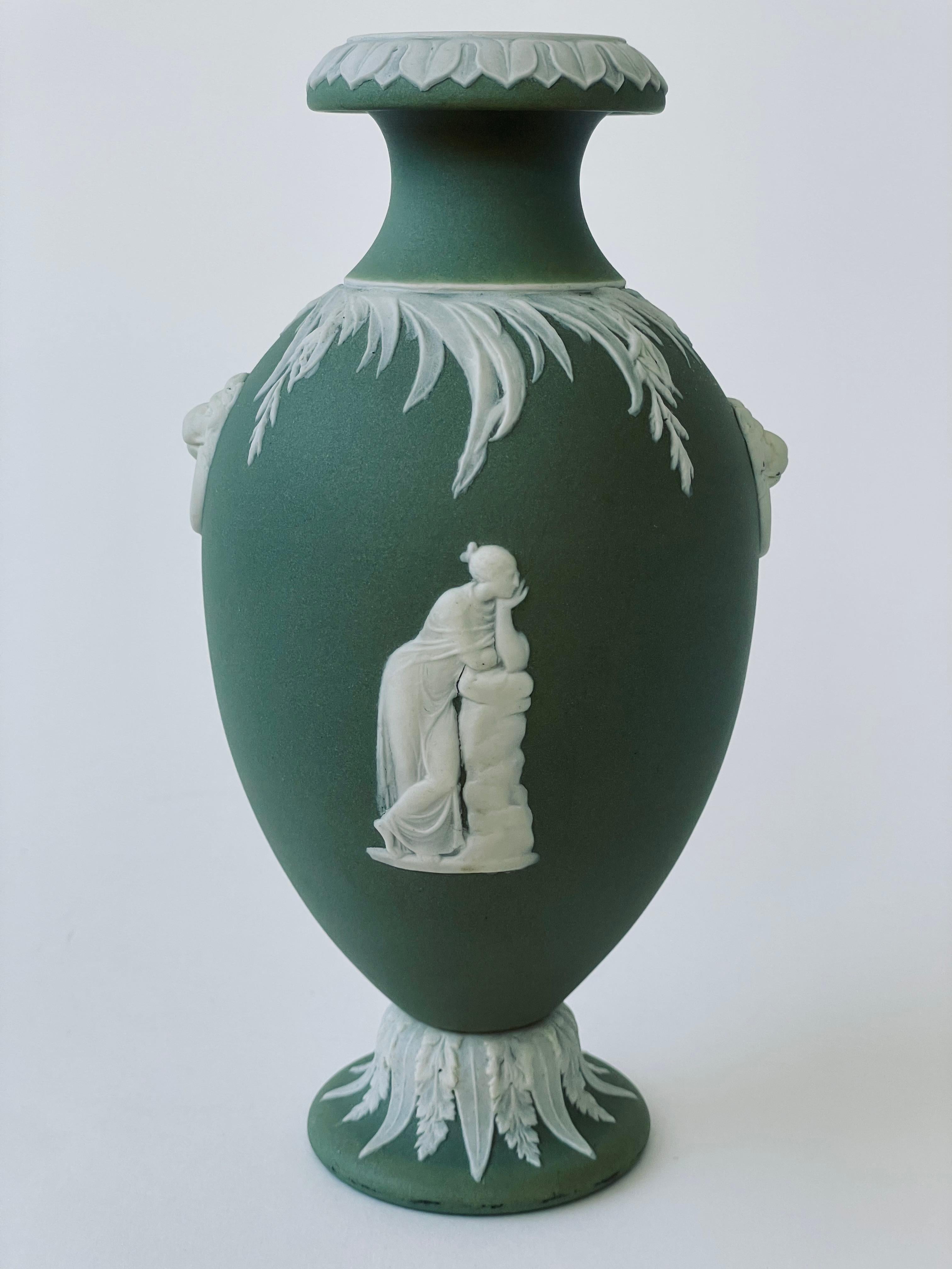 Néoclassique Vase Wedgwood Dip en grès vert en vente