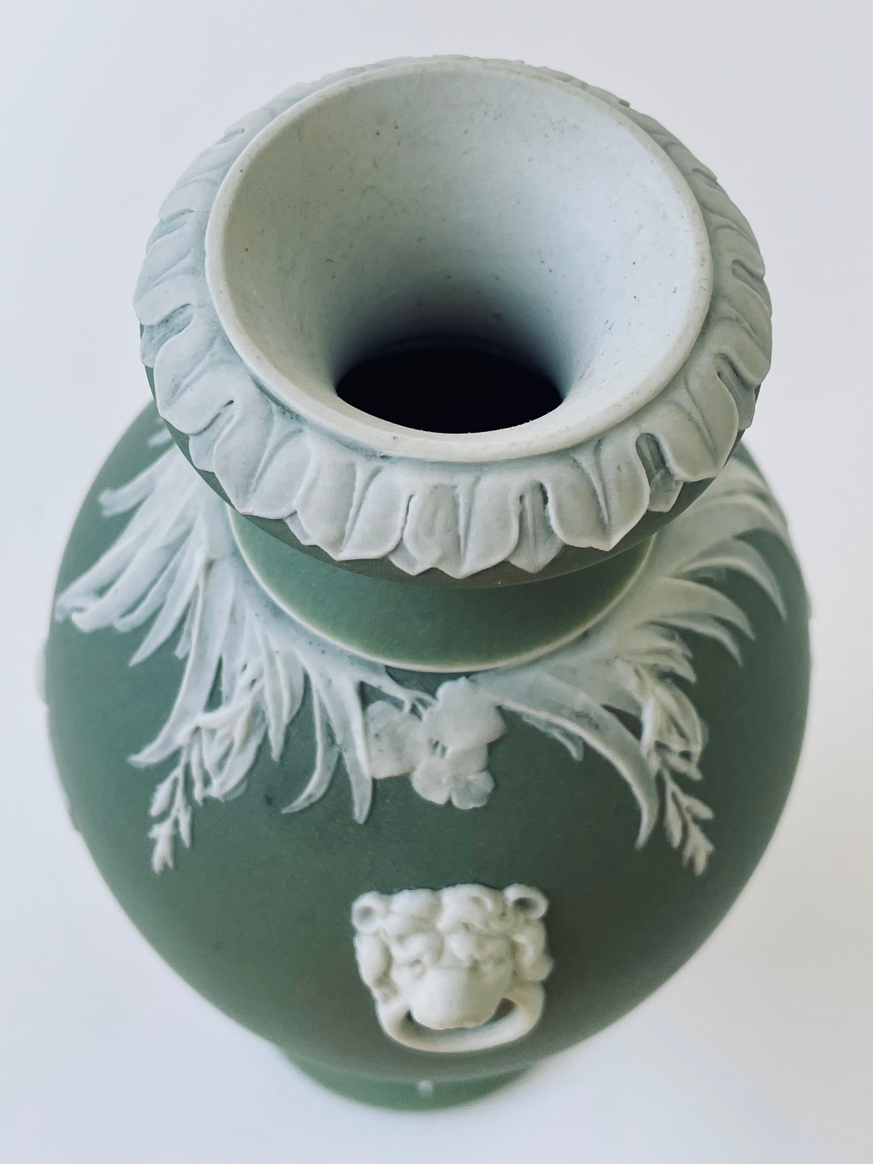 Anglais Vase Wedgwood Dip en grès vert en vente