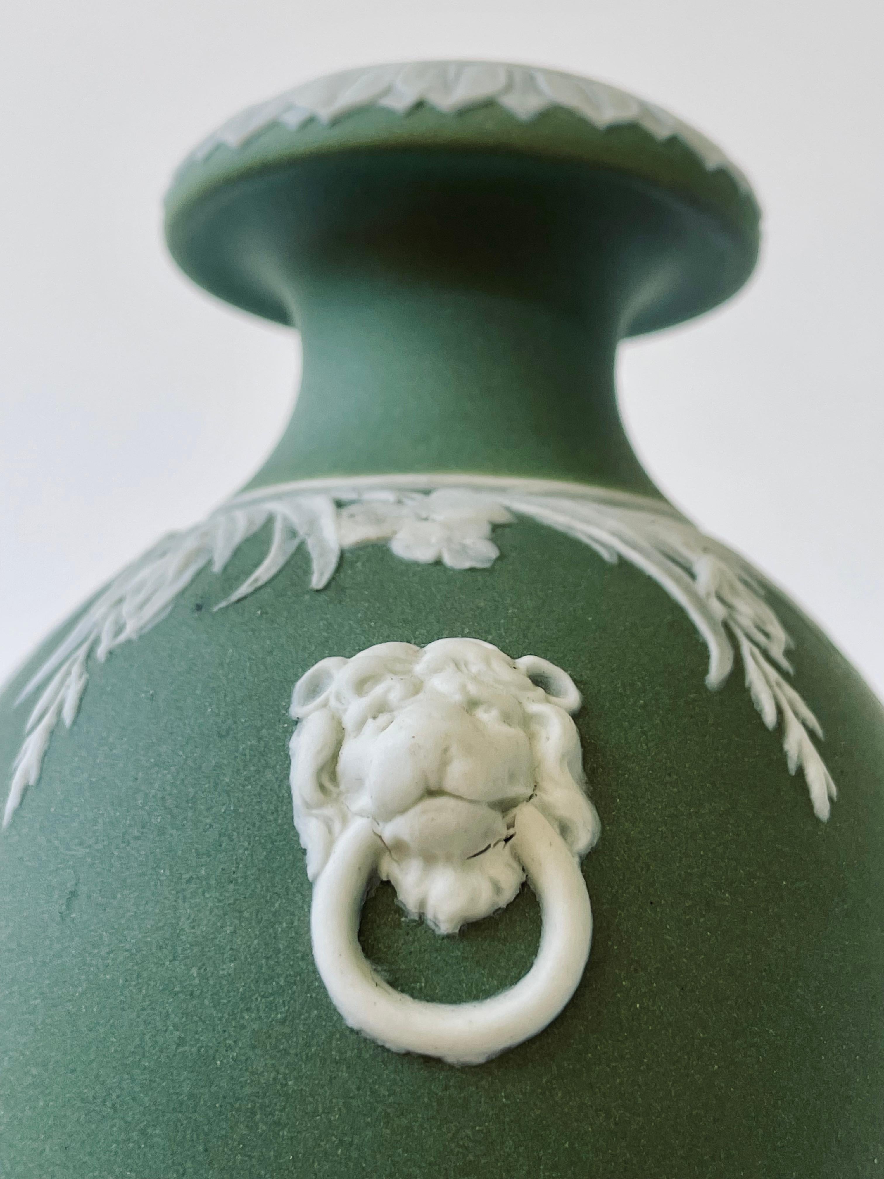 Fait main Vase Wedgwood Dip en grès vert en vente