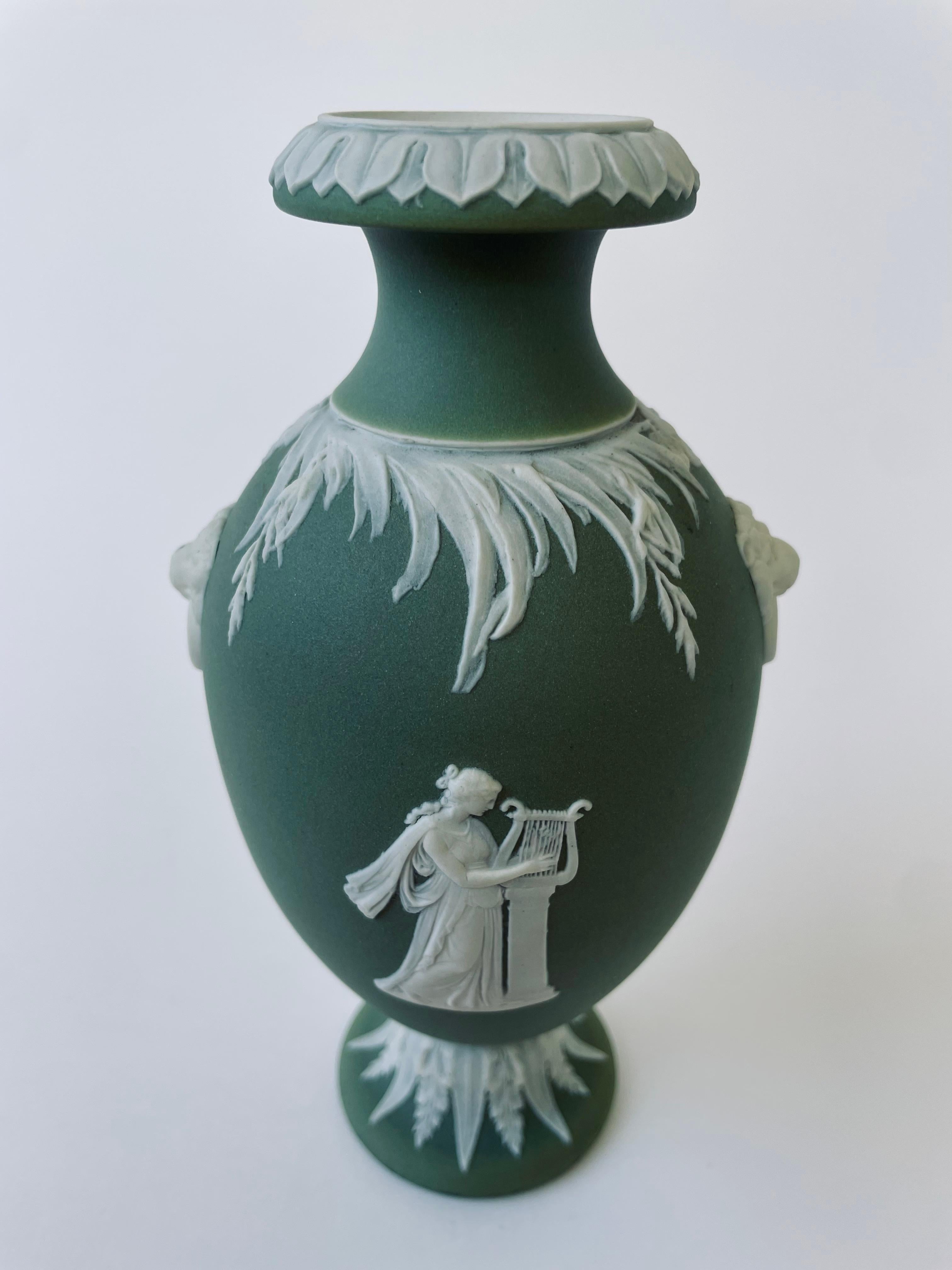Vase Wedgwood Dip en grès vert Bon état - En vente à Asheville, NC