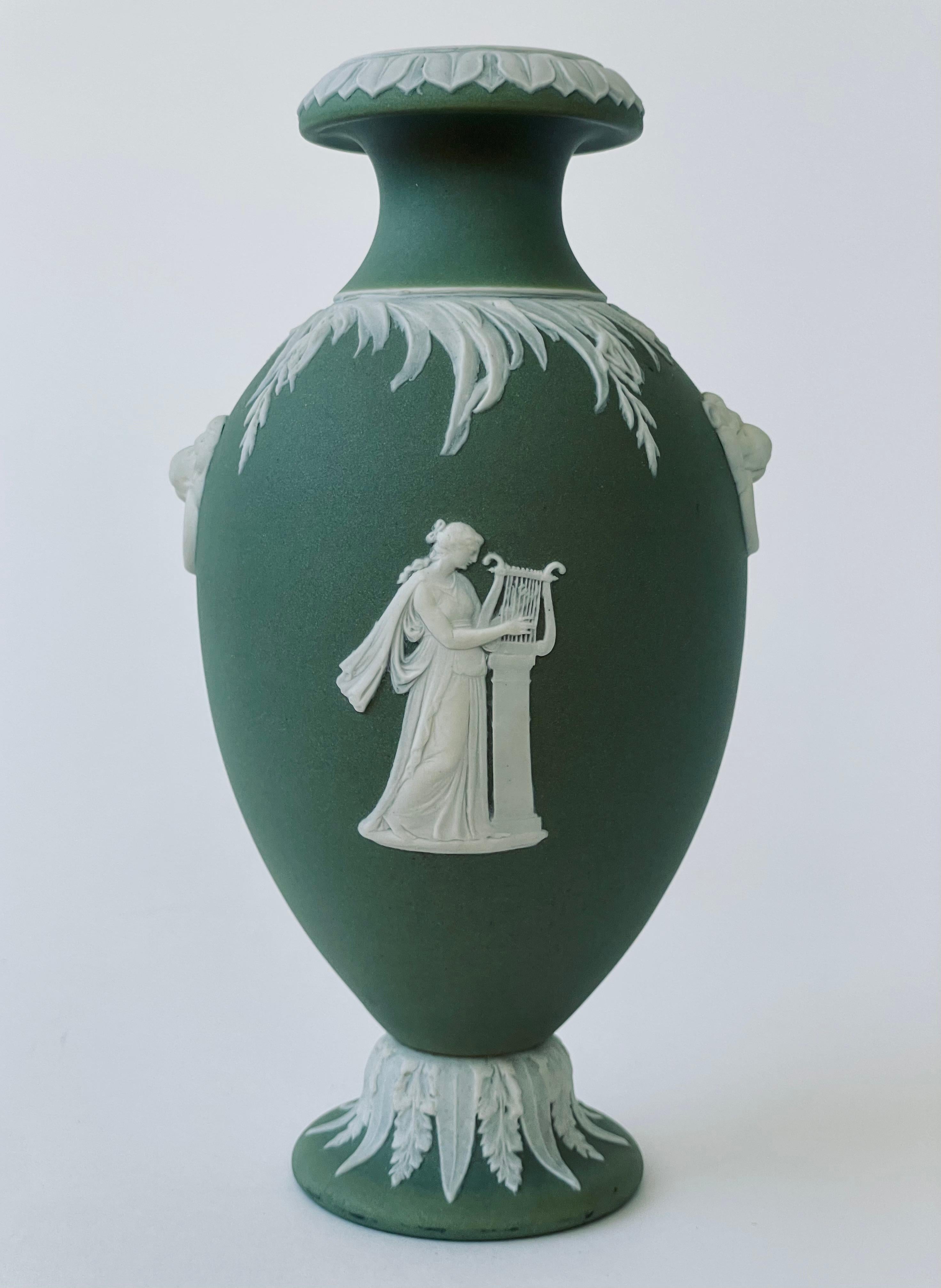 20ième siècle Vase Wedgwood Dip en grès vert en vente