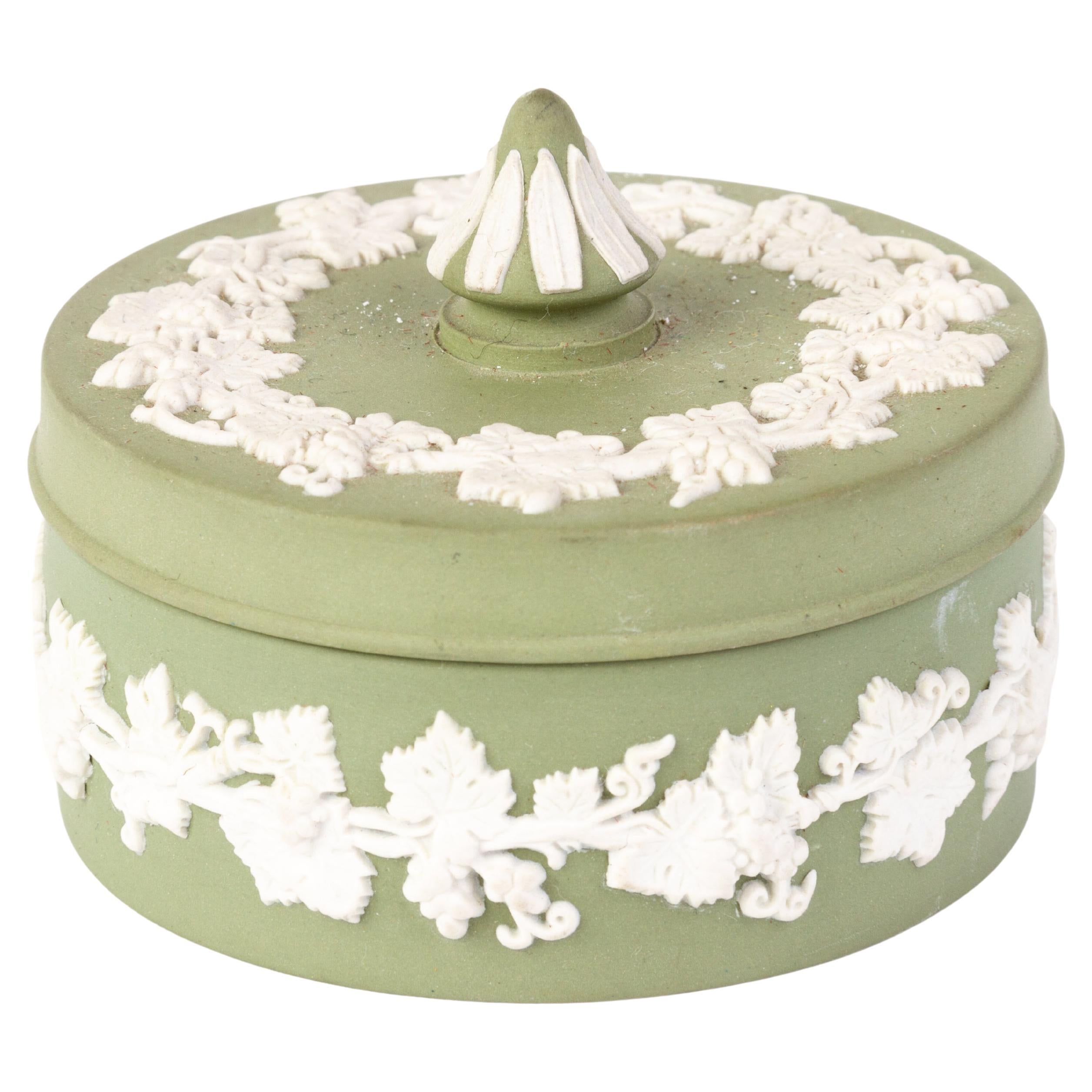 Wedgwood Green Jasperware Neoclassical Cameo Trinket Sweets Bomboniere Box  For Sale