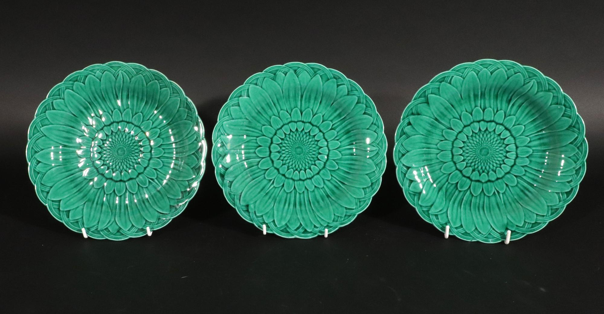 Juego de Platos Girasol de loza mayólica verde Wedgwood (15) en venta 1