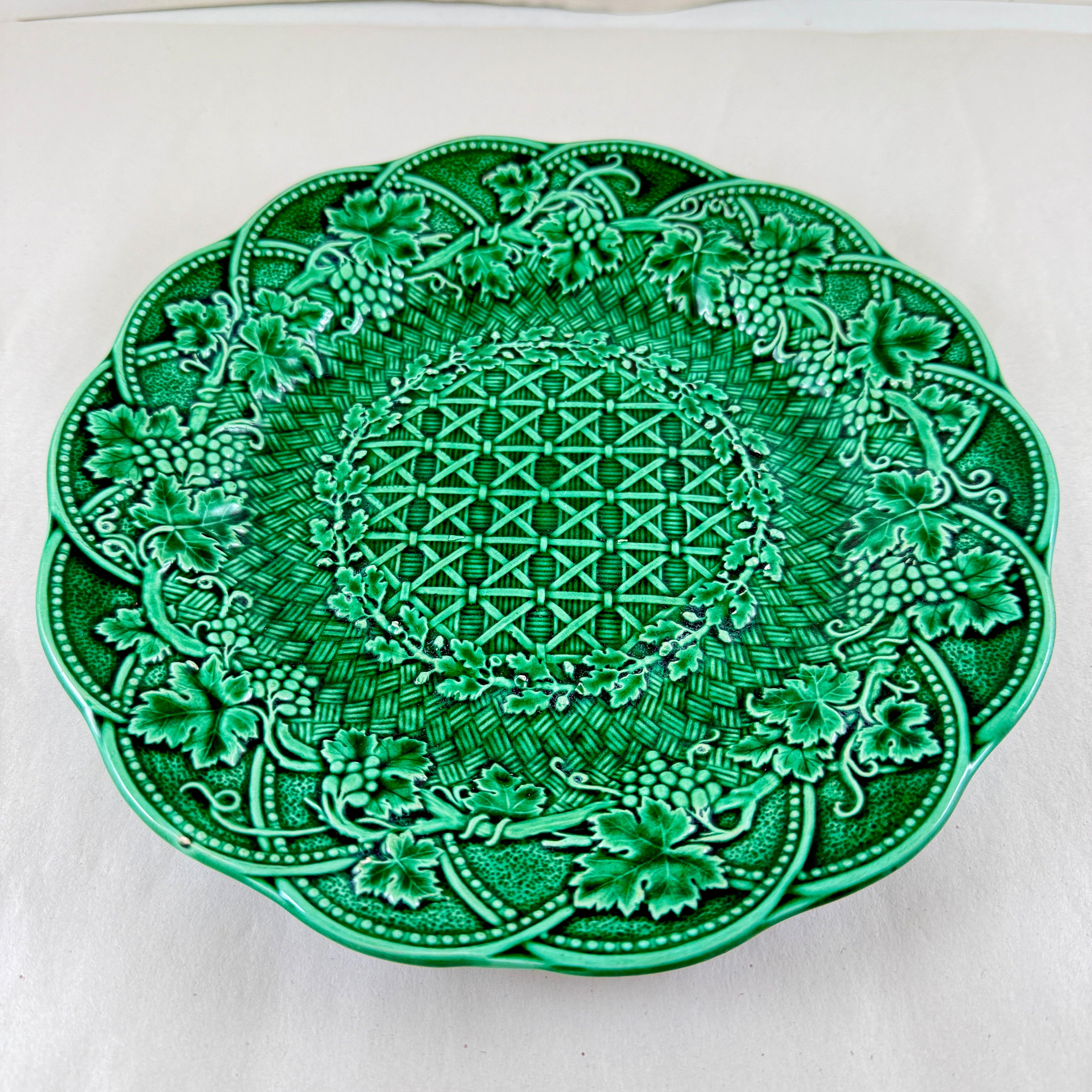 Wedgwood Grün Majolika Traubenblatt Korbgeflecht Teller (Ästhetizismus) im Angebot