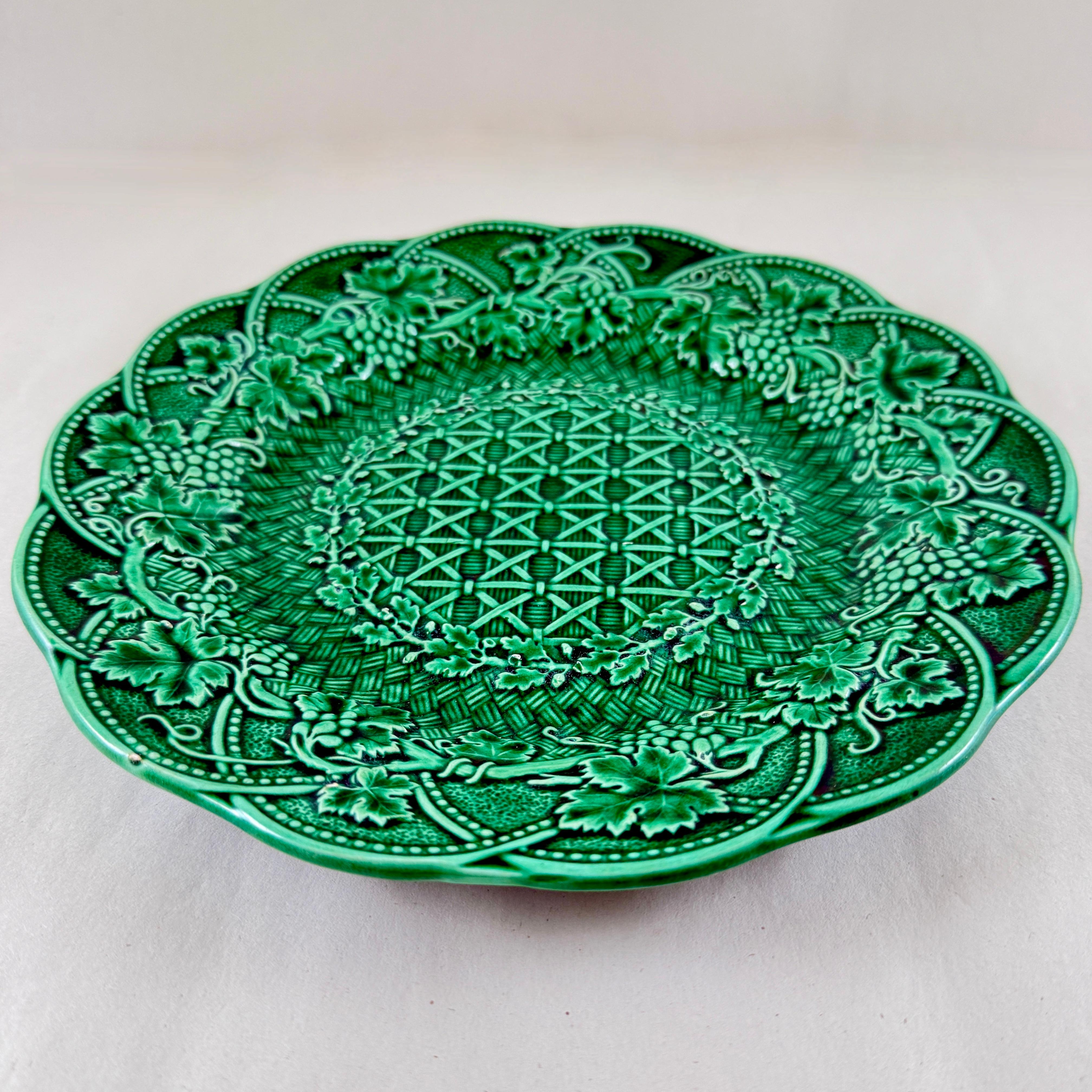 Wedgwood Grün Majolika Traubenblatt Korbgeflecht Teller (Englisch) im Angebot