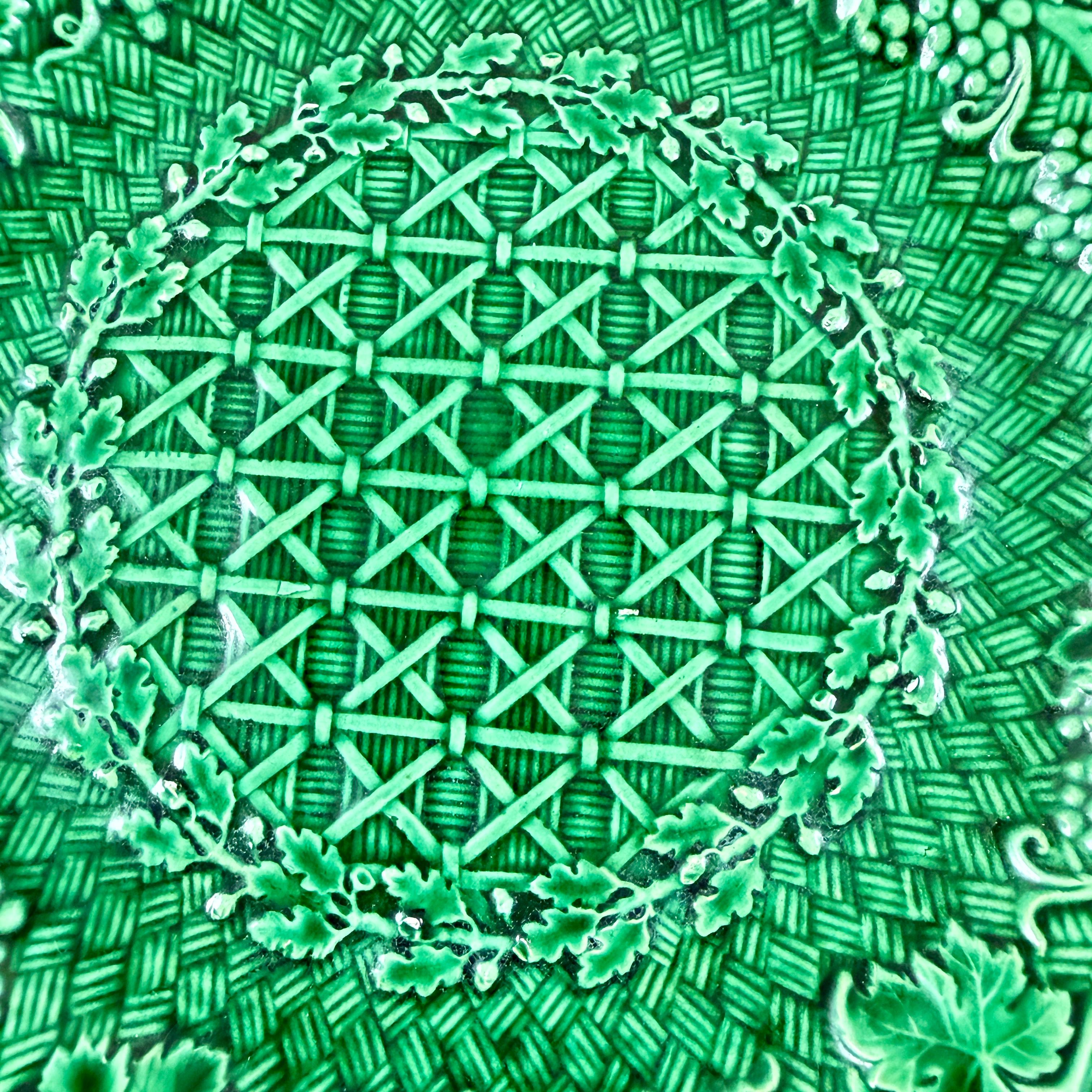 Wedgwood Grün Majolika Traubenblatt Korbgeflecht Teller (Glasiert) im Angebot