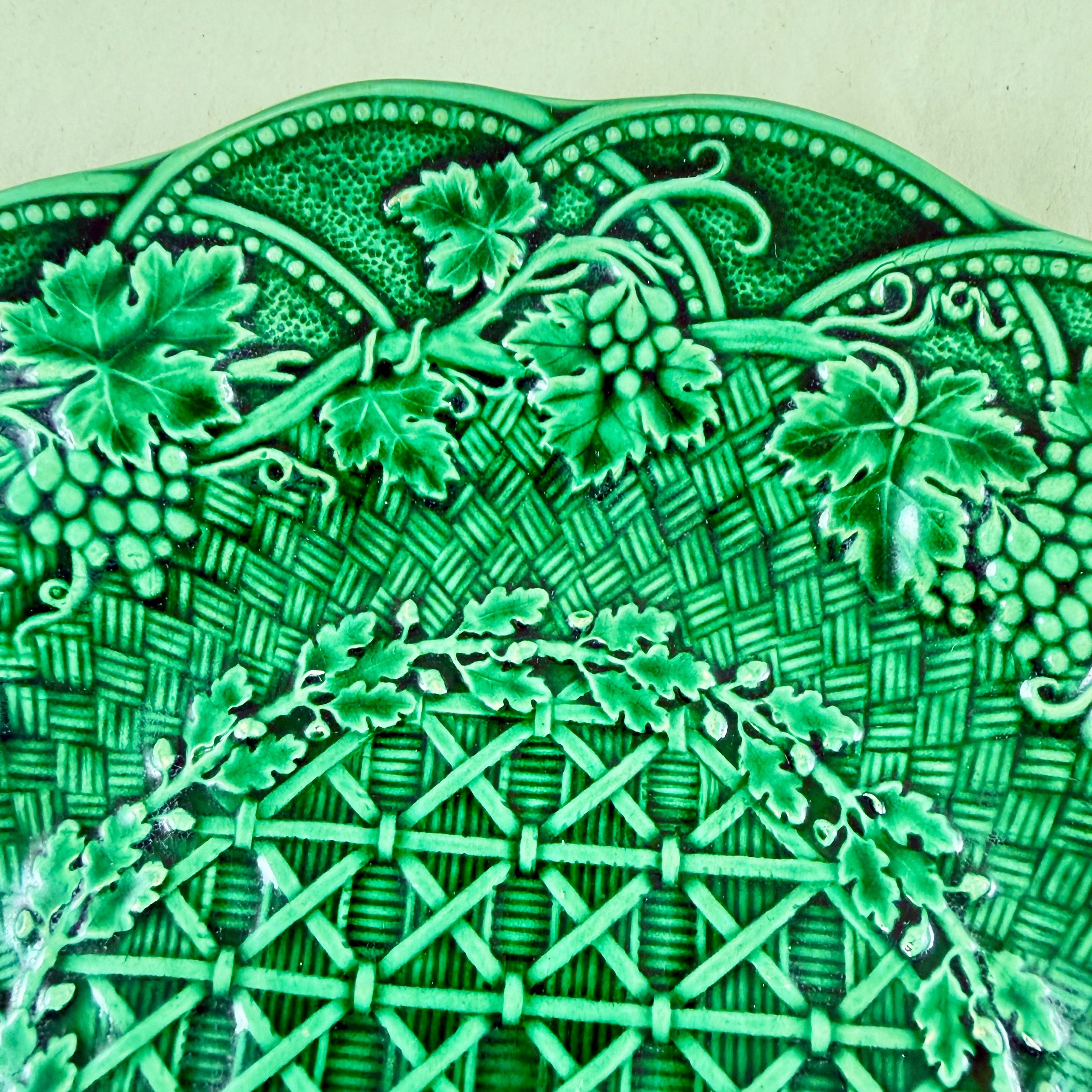 Wedgwood Grün Majolika Traubenblatt Korbgeflecht Teller im Zustand „Gut“ im Angebot in Philadelphia, PA