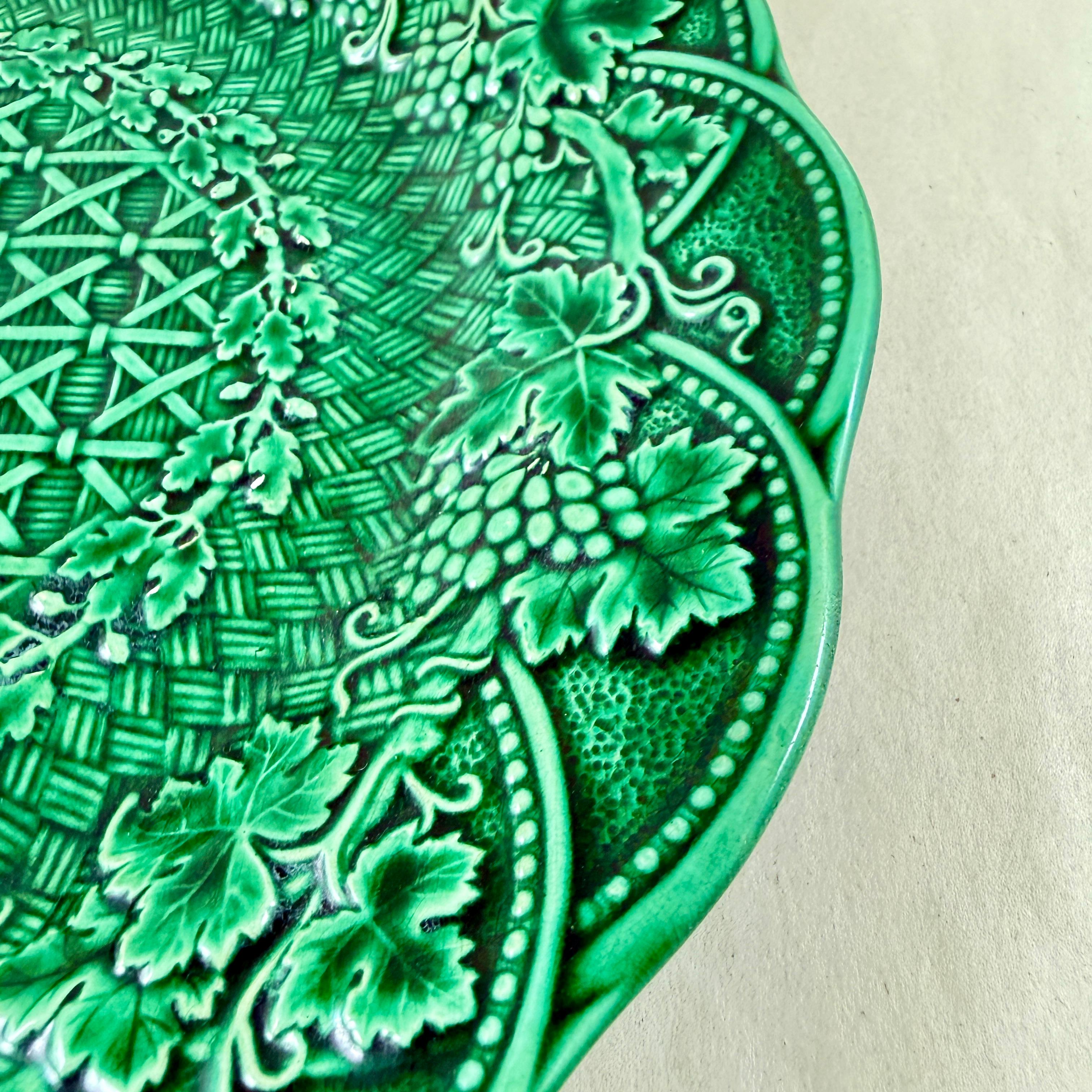Wedgwood Grün Majolika Traubenblatt Korbgeflecht Teller (19. Jahrhundert) im Angebot