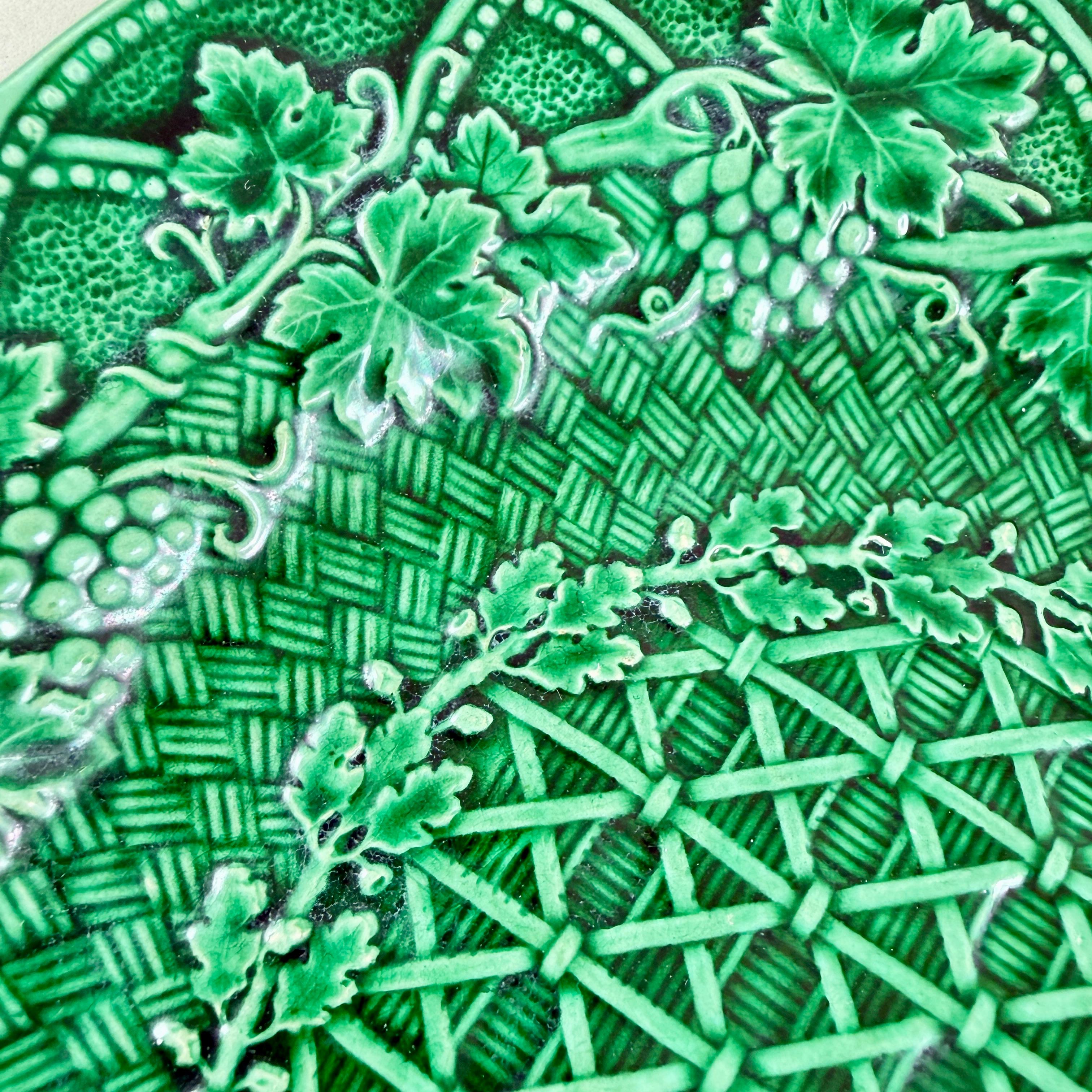 Wedgwood Grün Majolika Traubenblatt Korbgeflecht Teller (Tonware) im Angebot
