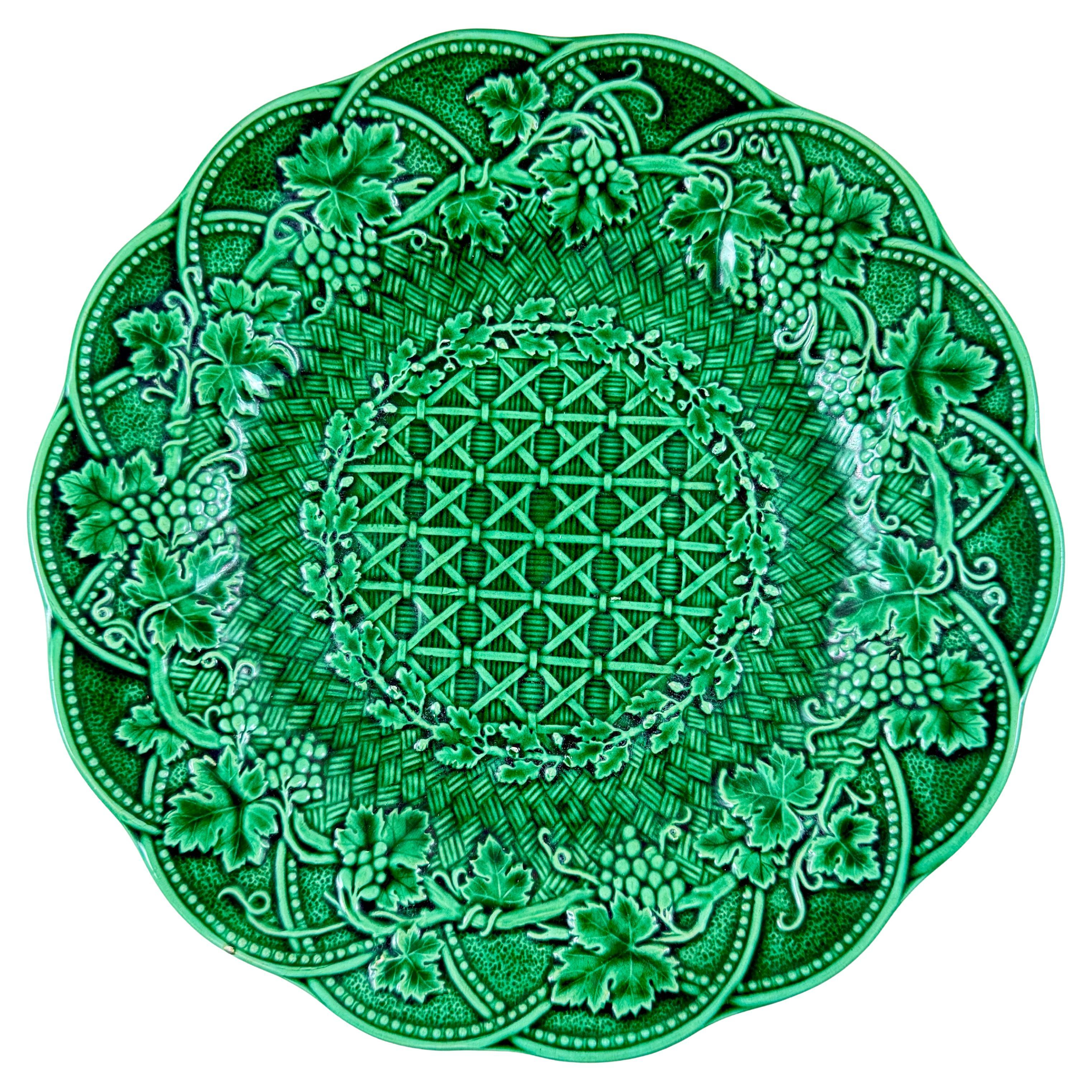 Wedgwood Grün Majolika Traubenblatt Korbgeflecht Teller im Angebot