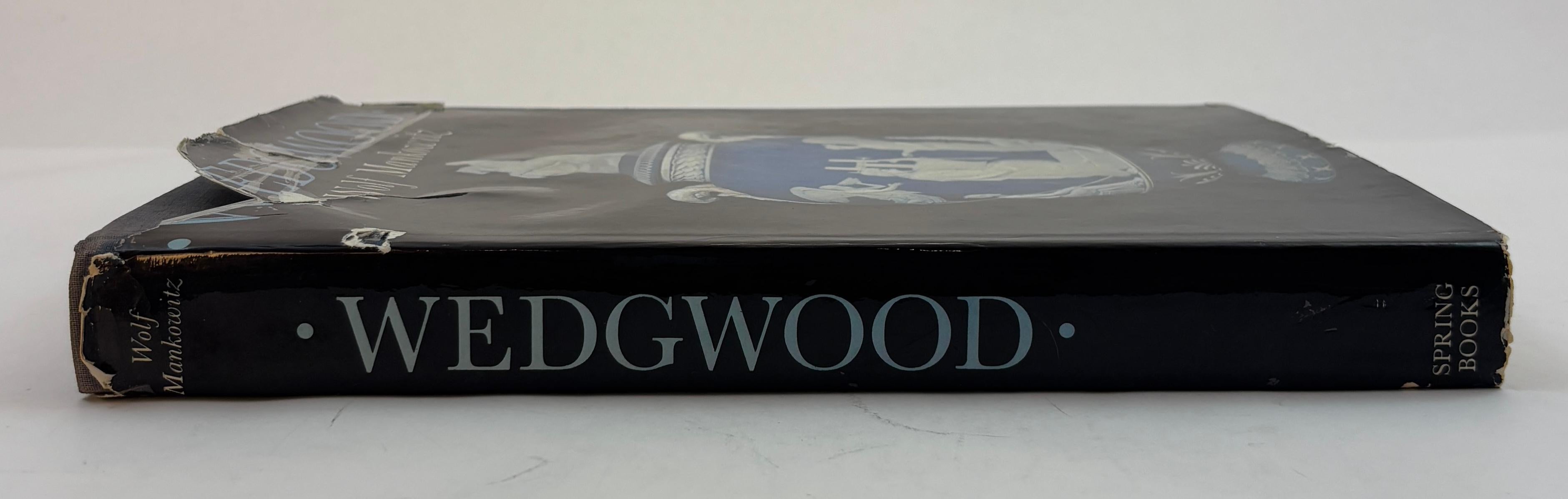 Wolf Mankowitz
1. veröffentlicht von B.T. Batsford, 1953 - Wedgwood ware - 283 Seiten
Studie über die Arbeit der berühmten englischen Töpferfirma, illustriert mit Reproduktionen seiner Entwürfe, Fotografien in Farbe und Schwarzweiß.
Dieses