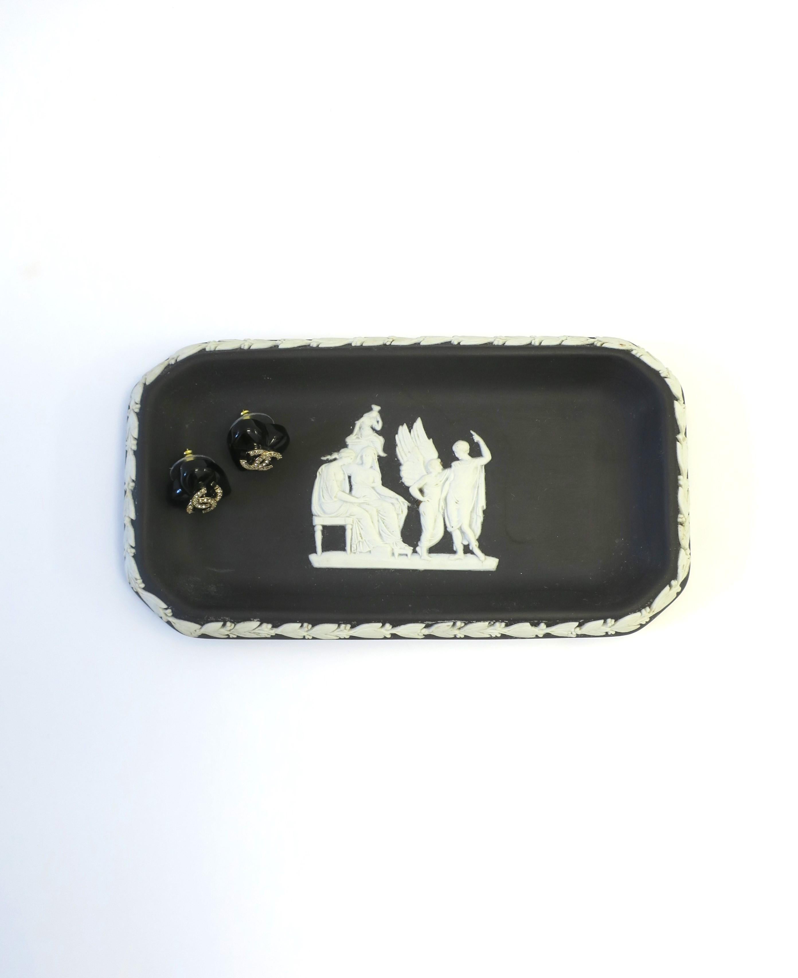 English Wedgwood Jasperware Black Basalt & White Jewelry Dish Neoclassical, 1960s For Sale