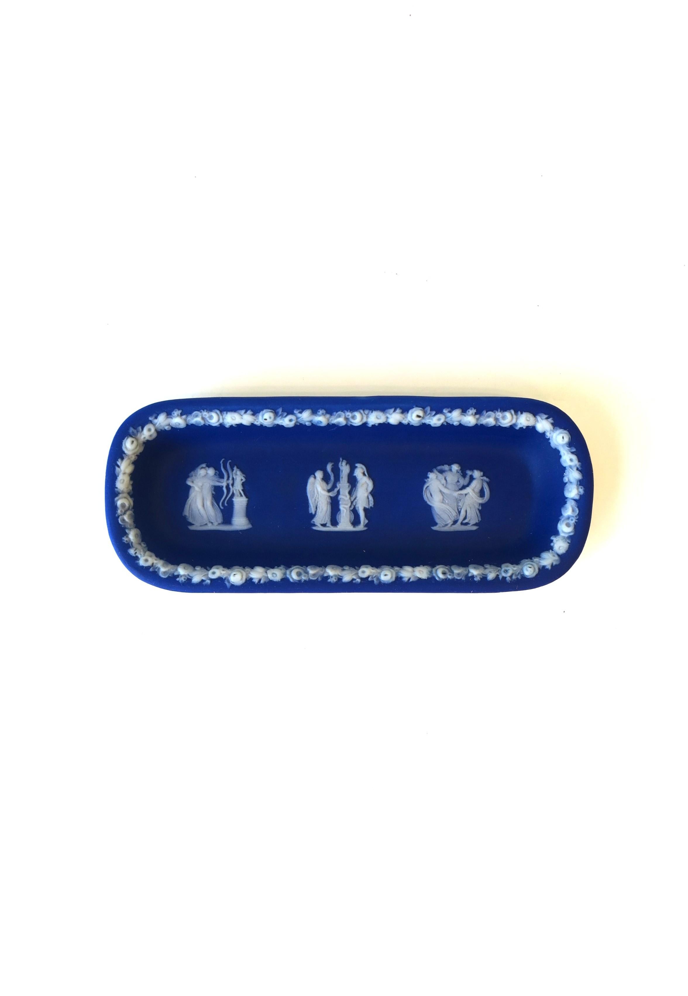 Antike Wedgwood Jasperware, blau-weiße, längliche Schmuckschale im neoklassischen Stil, ca. Ende des 19. Jahrhunderts, England. Das Stück hat eine leicht gefaltete Lippe mit erhabenen Details am Rand und drei erhabenen figuralen Reliefszenen am