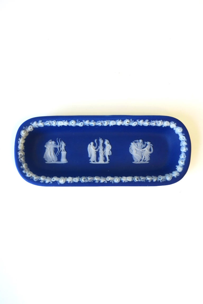 English Wedgwood Jasperware Blue and White Jewelry Dish in the Neoclassical Style For Sale