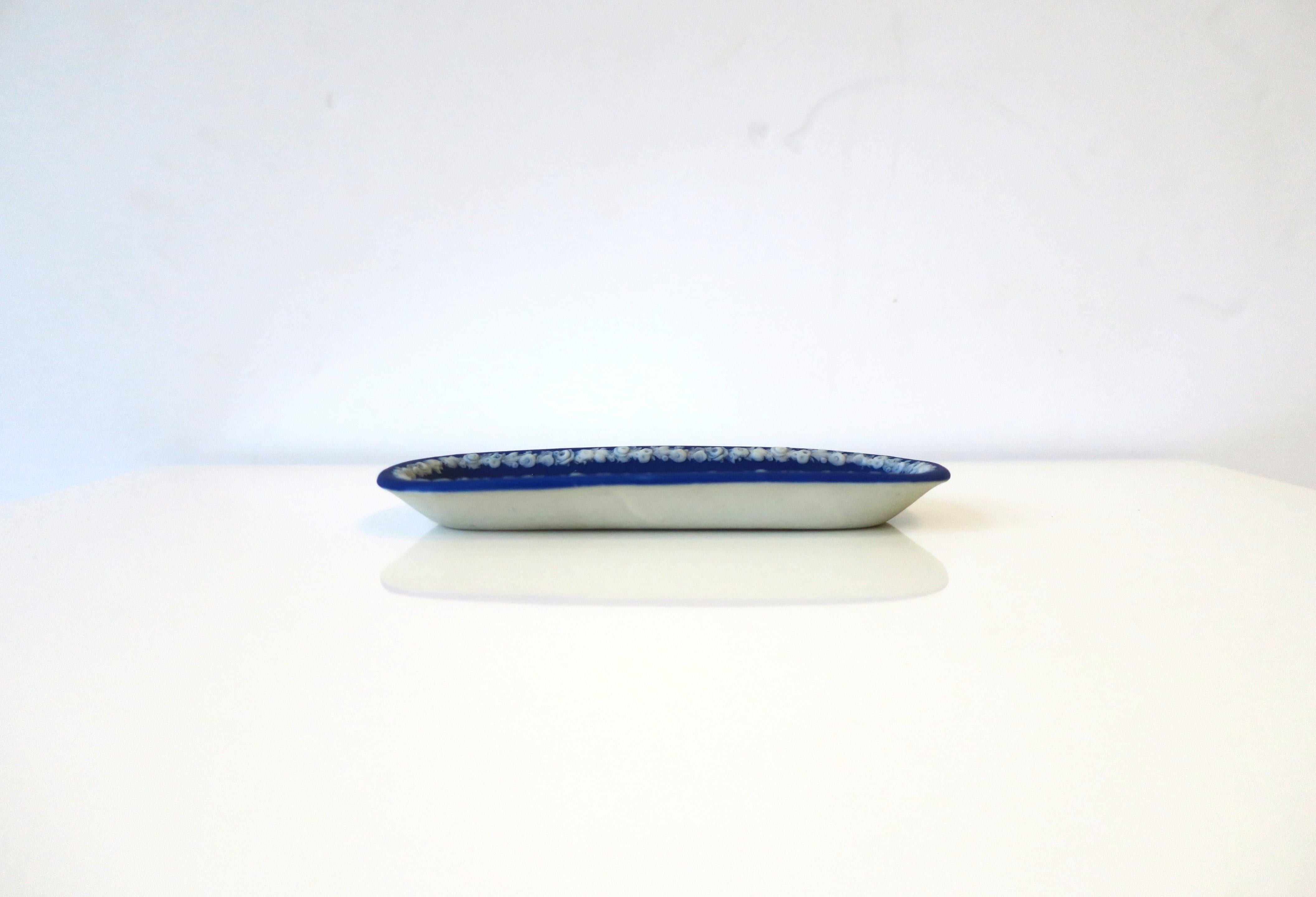 19th Century Wedgwood Jasperware Blue and White Jewelry Dish Neoclassical Style, Late 19th c For Sale