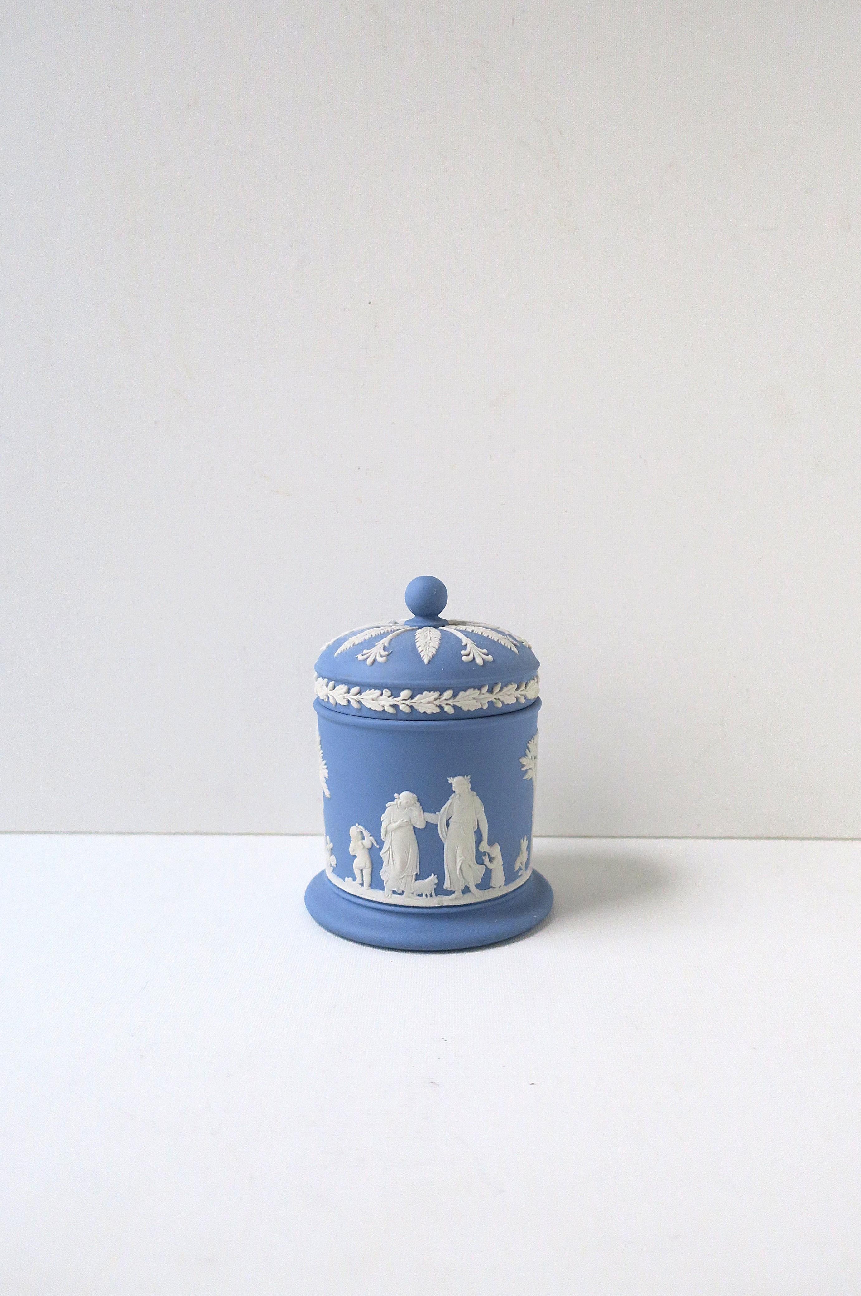 Una bellissima scatola inglese in diaspro bianco e blu, in stile neoclassico, di Wedgwood, Inghilterra, 1968. La scatola è in gres blu e bianco con un coperchio a cupola in stile 