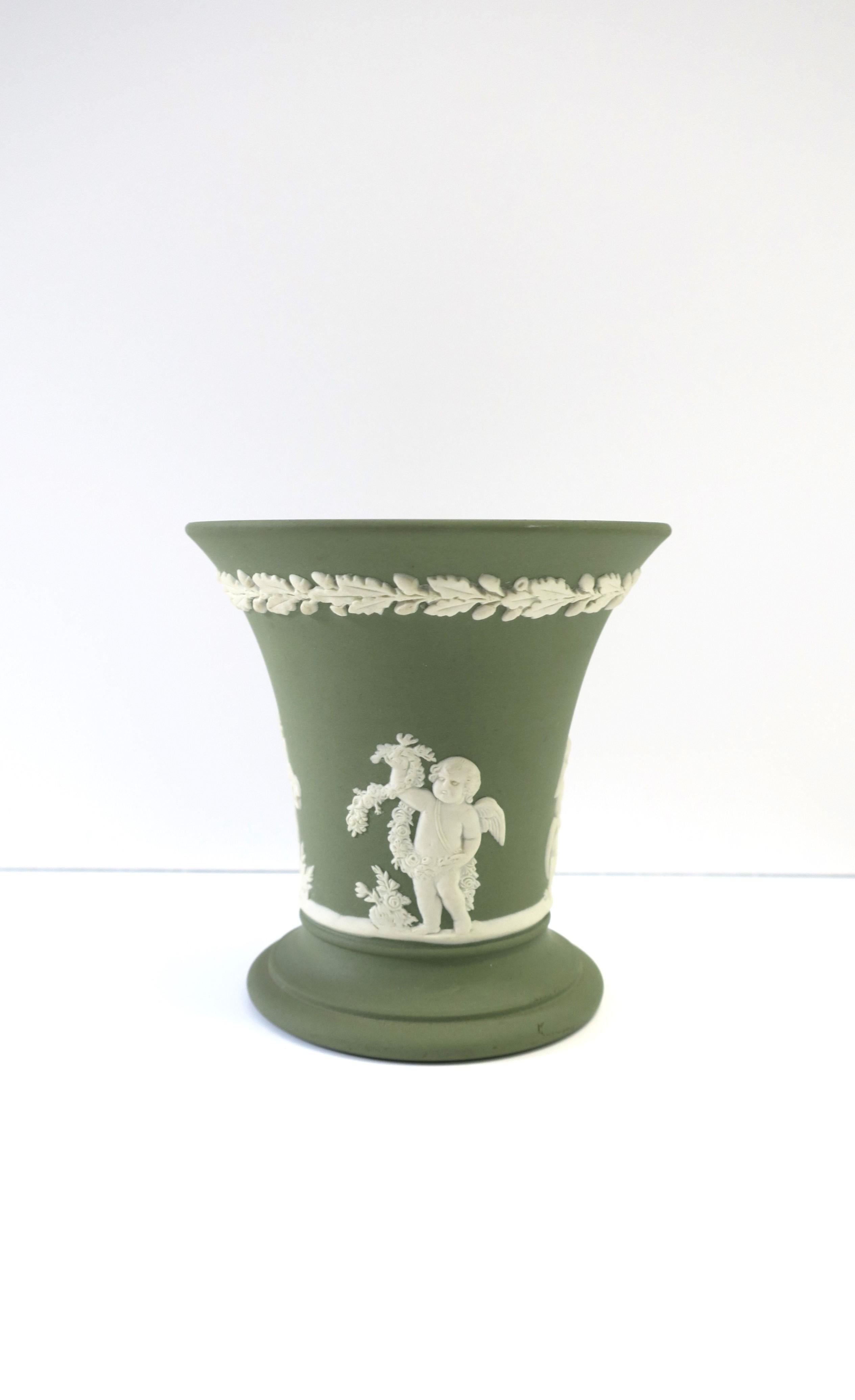 Wedgwood Jasperware Jarrón Verde y Blanco Neoclásico Inglés siglo XX en venta