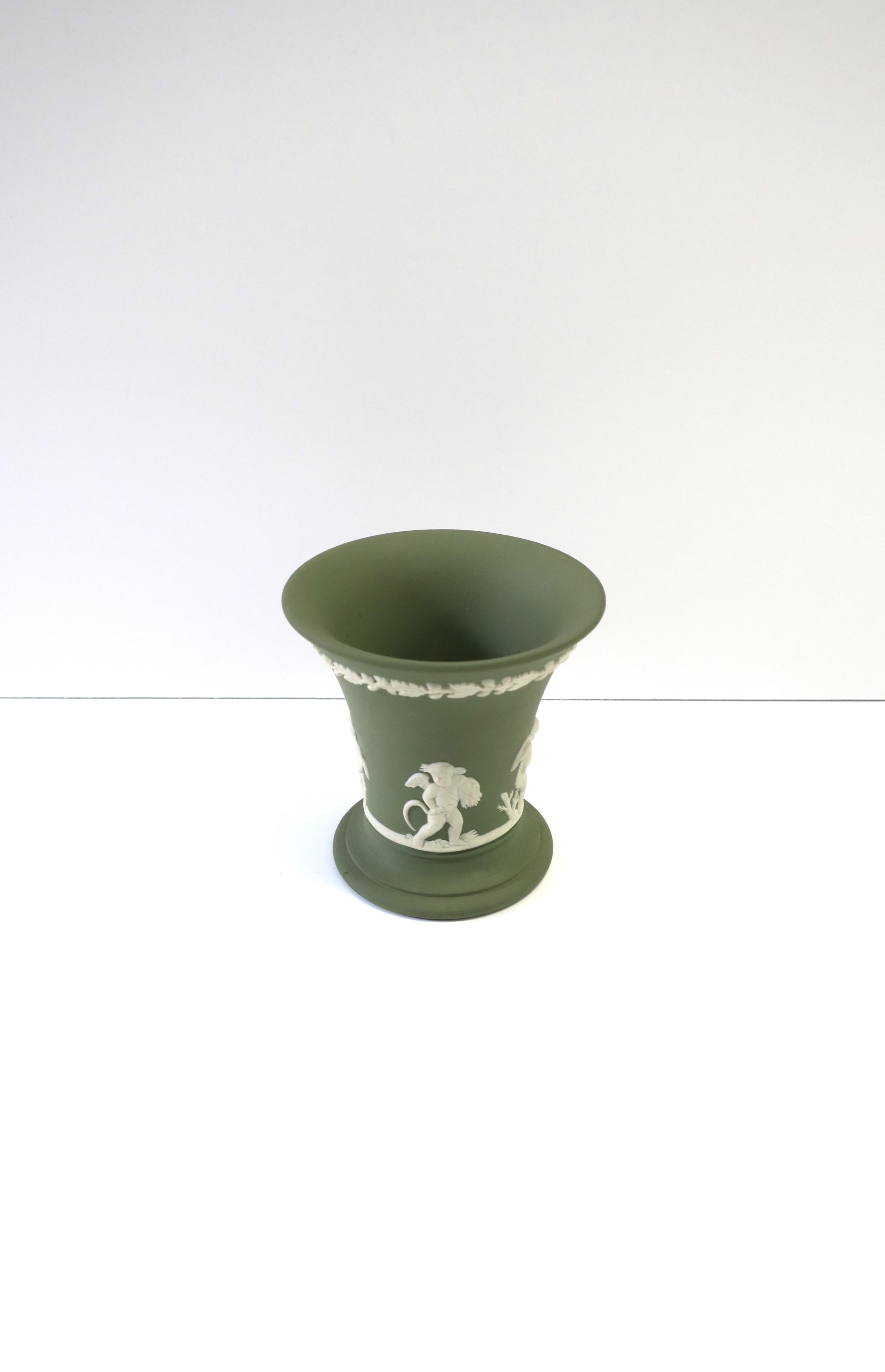 Grüne und weiße Vase aus Jaspisholz von Wedgwood, englisches neoklassizistisches Design  (Unglasiert) im Angebot