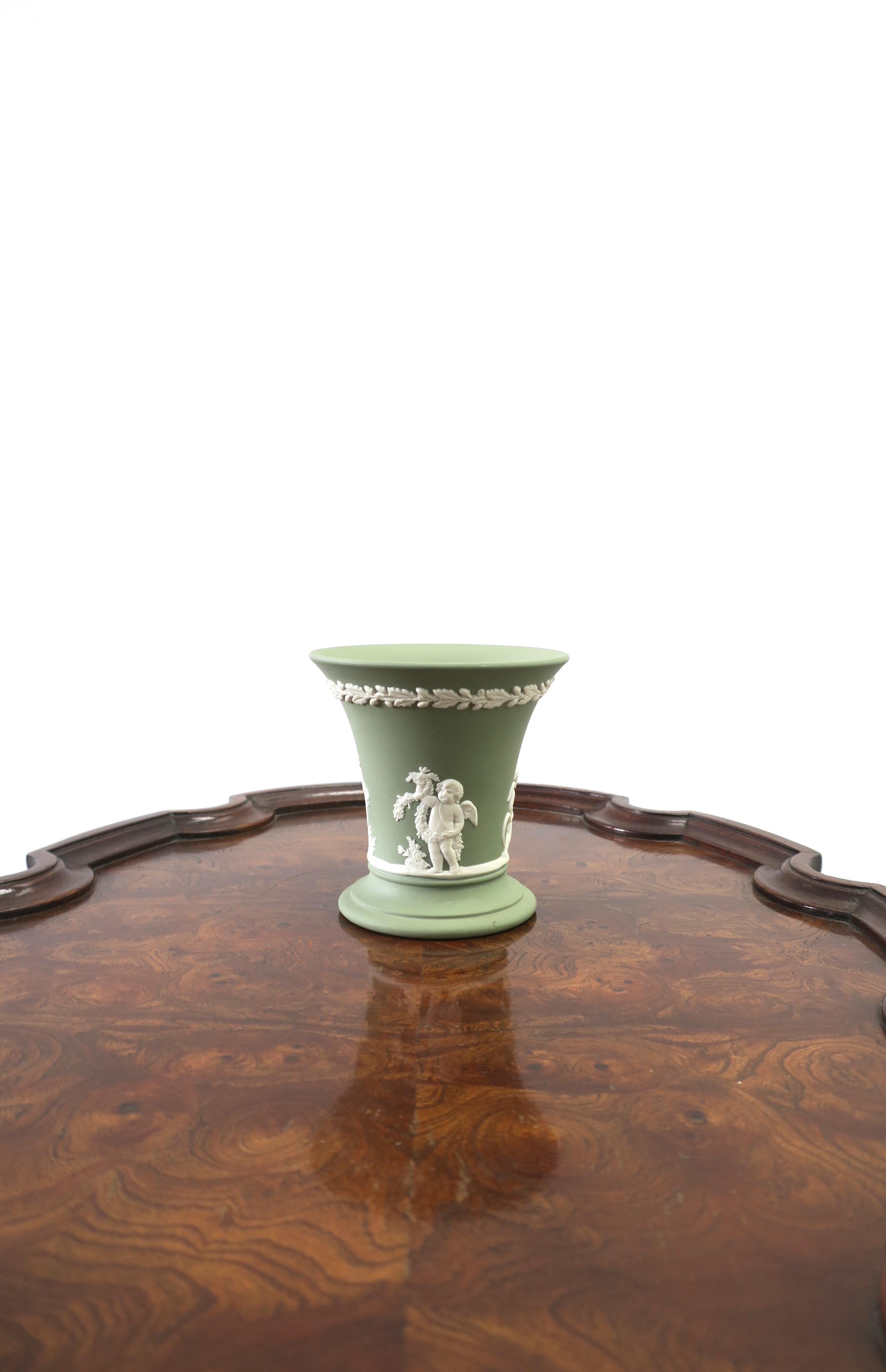 Wedgwood Jasperware Green and White Vase English Neoclassical  For Sale 2