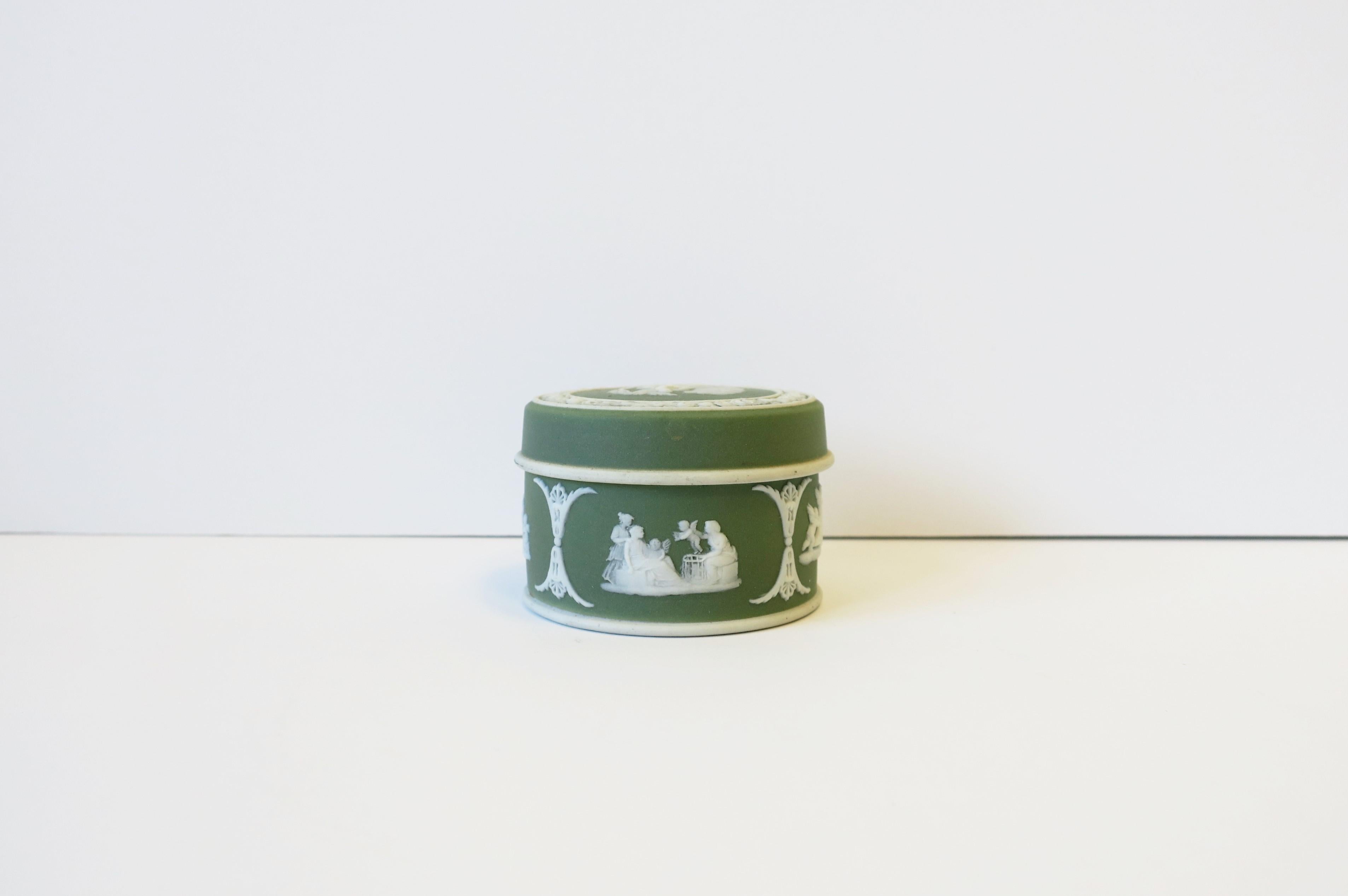 Wedgwood Jasperware Green & White Box in the Neoclassical Style, ca. 19th C In Good Condition In New York, NY