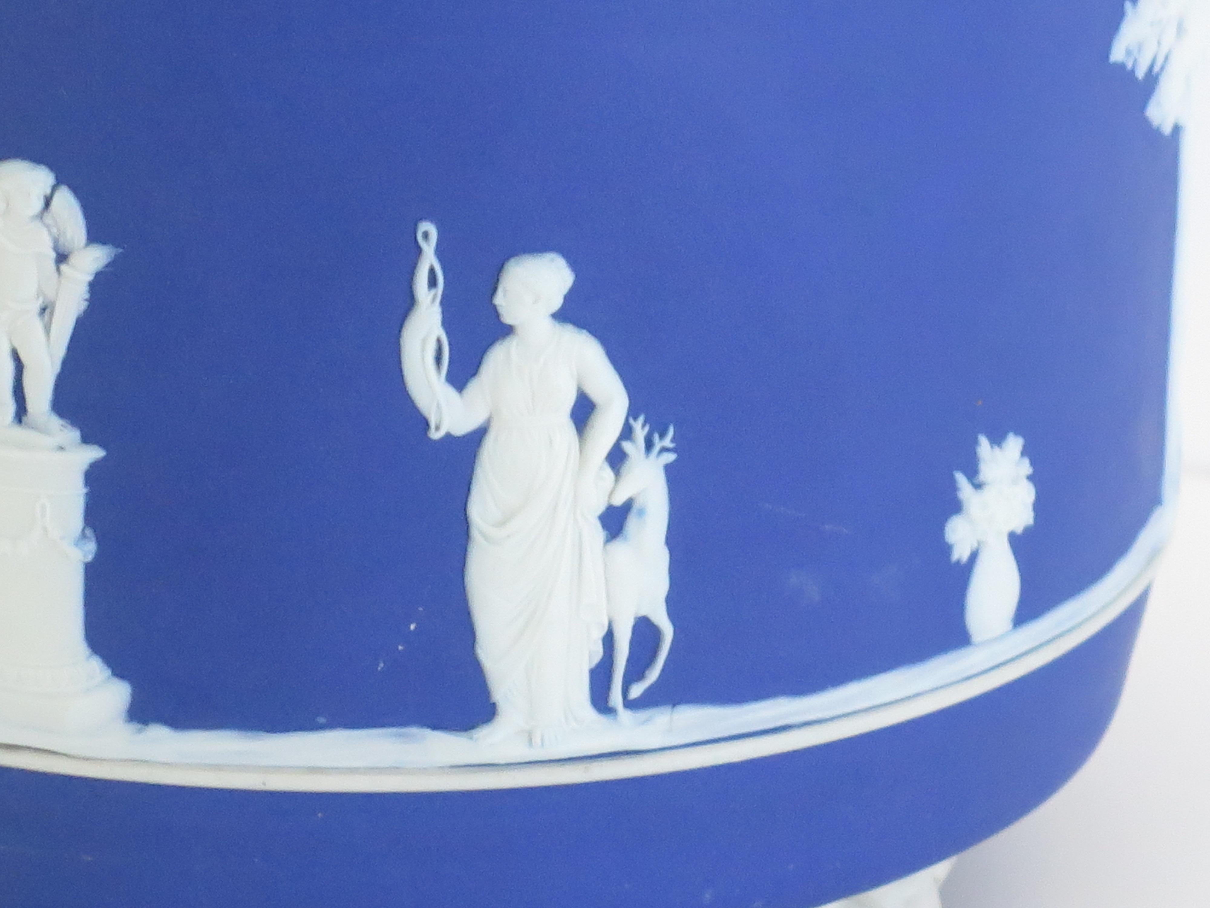 Jardiniere di Wedgwood in diaspro con figure classiche completamente marcato, 1930 ca. in vendita 2