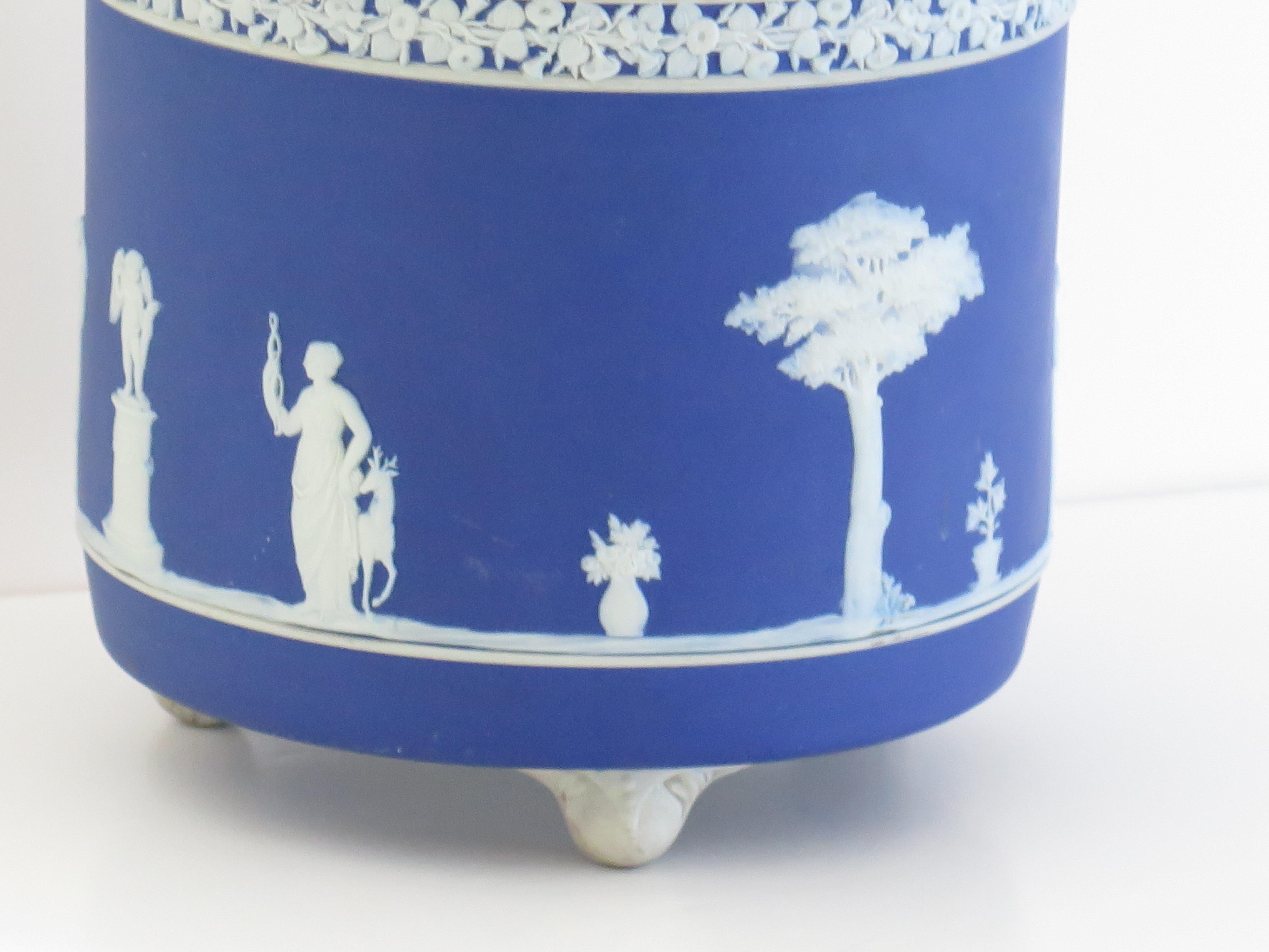 Jardiniere di Wedgwood in diaspro con figure classiche completamente marcato, 1930 ca. in vendita 3