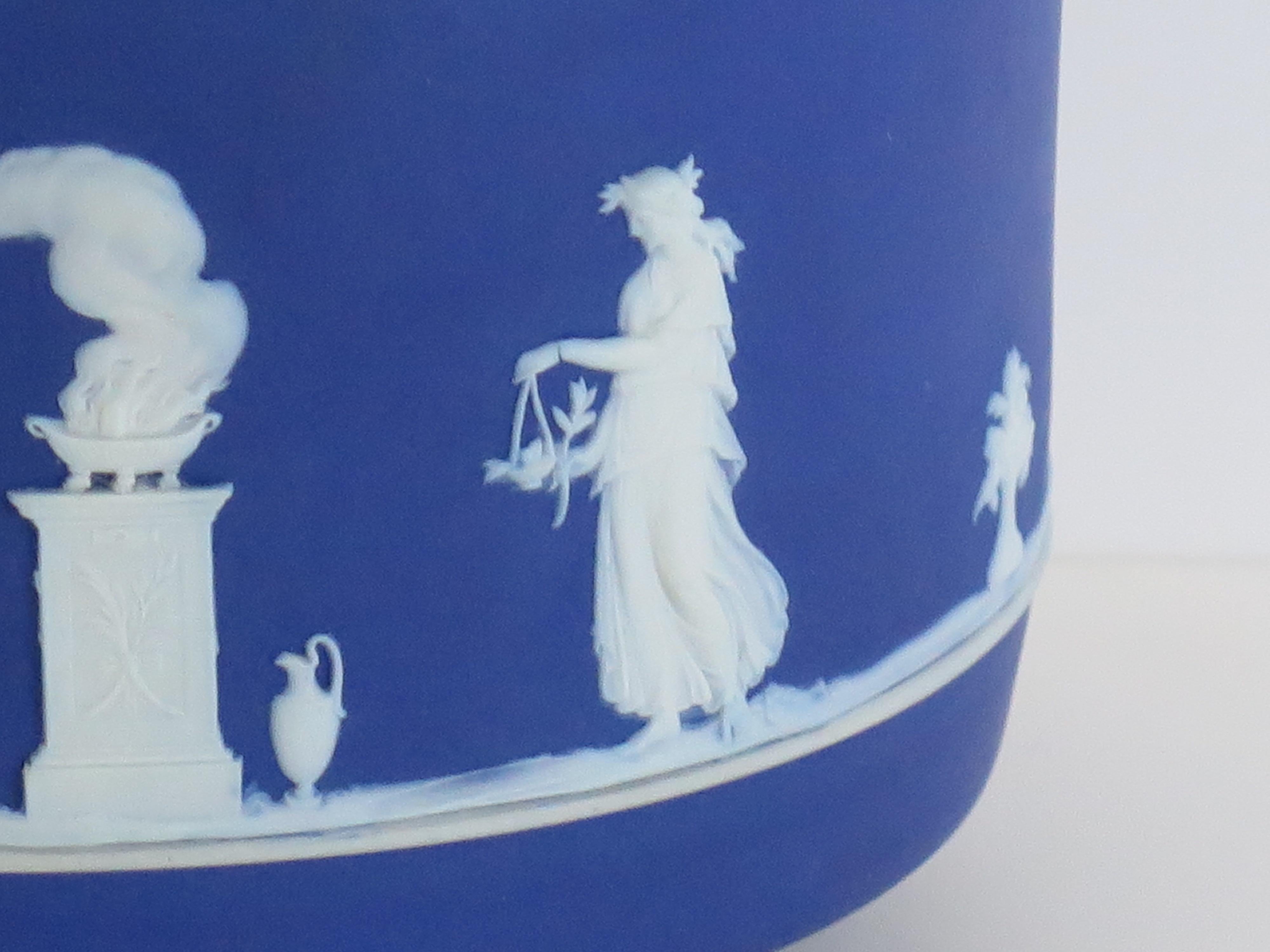Jardiniere di Wedgwood in diaspro con figure classiche completamente marcato, 1930 ca. in vendita 4