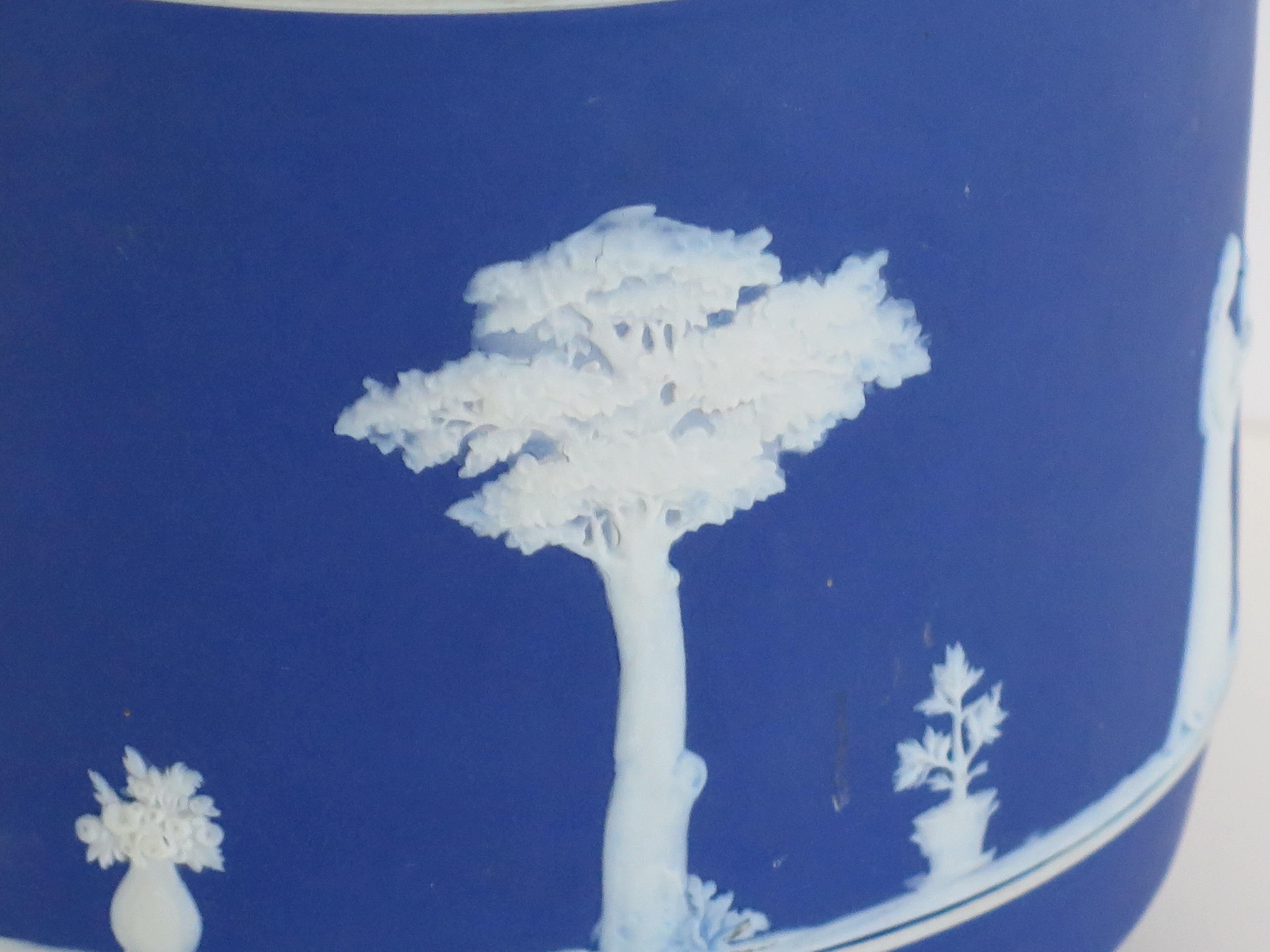Jardiniere di Wedgwood in diaspro con figure classiche completamente marcato, 1930 ca. in vendita 5
