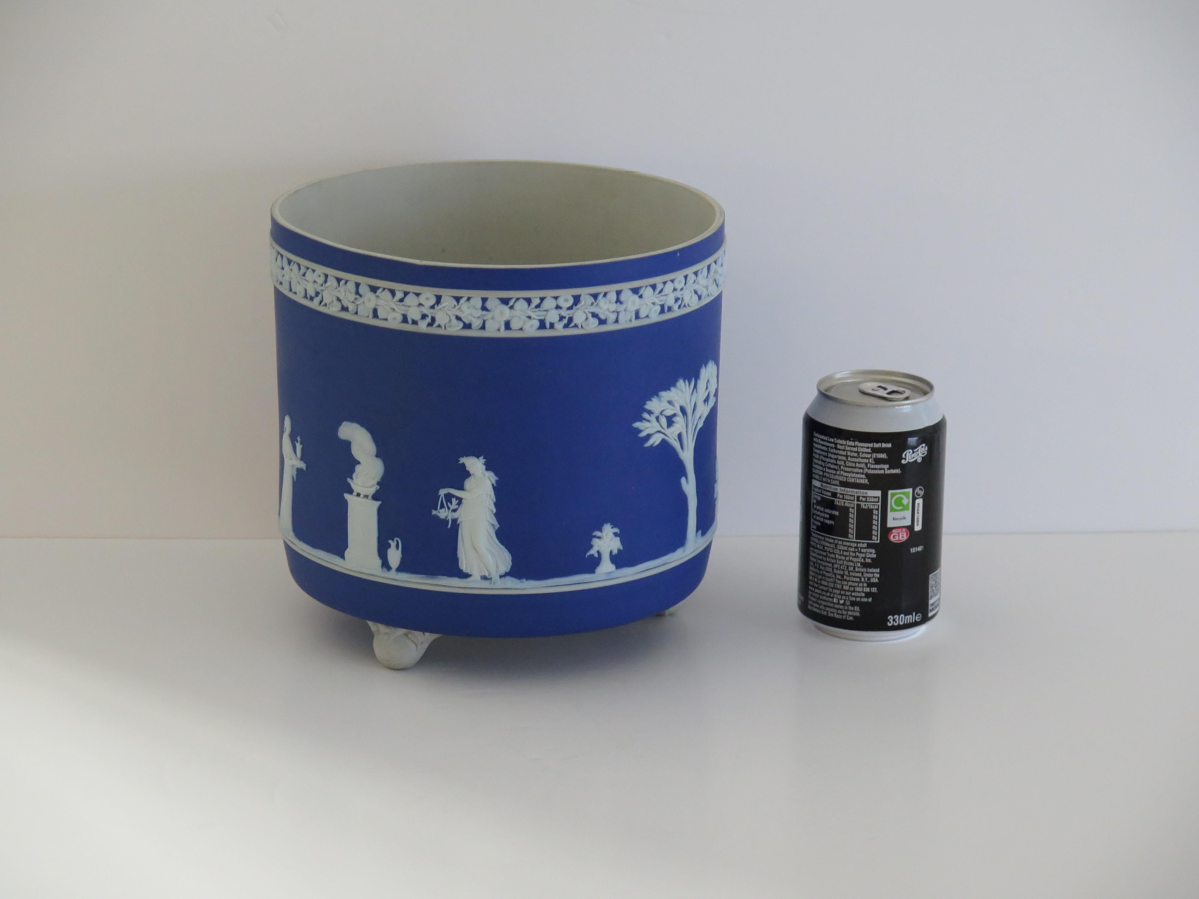 Jardiniere di Wedgwood in diaspro con figure classiche completamente marcato, 1930 ca. in vendita 12