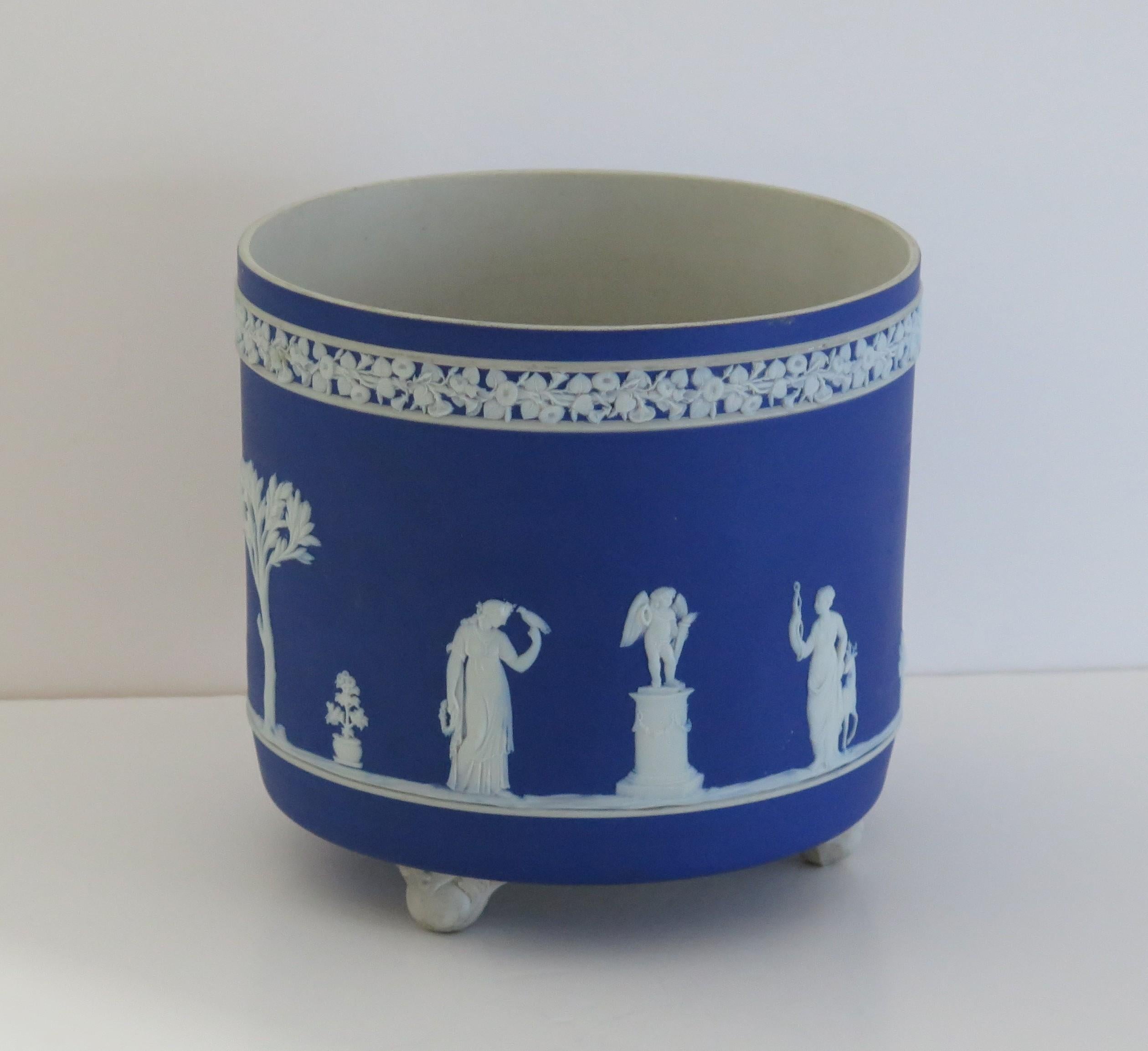 Greco classico Jardiniere di Wedgwood in diaspro con figure classiche completamente marcato, 1930 ca. in vendita