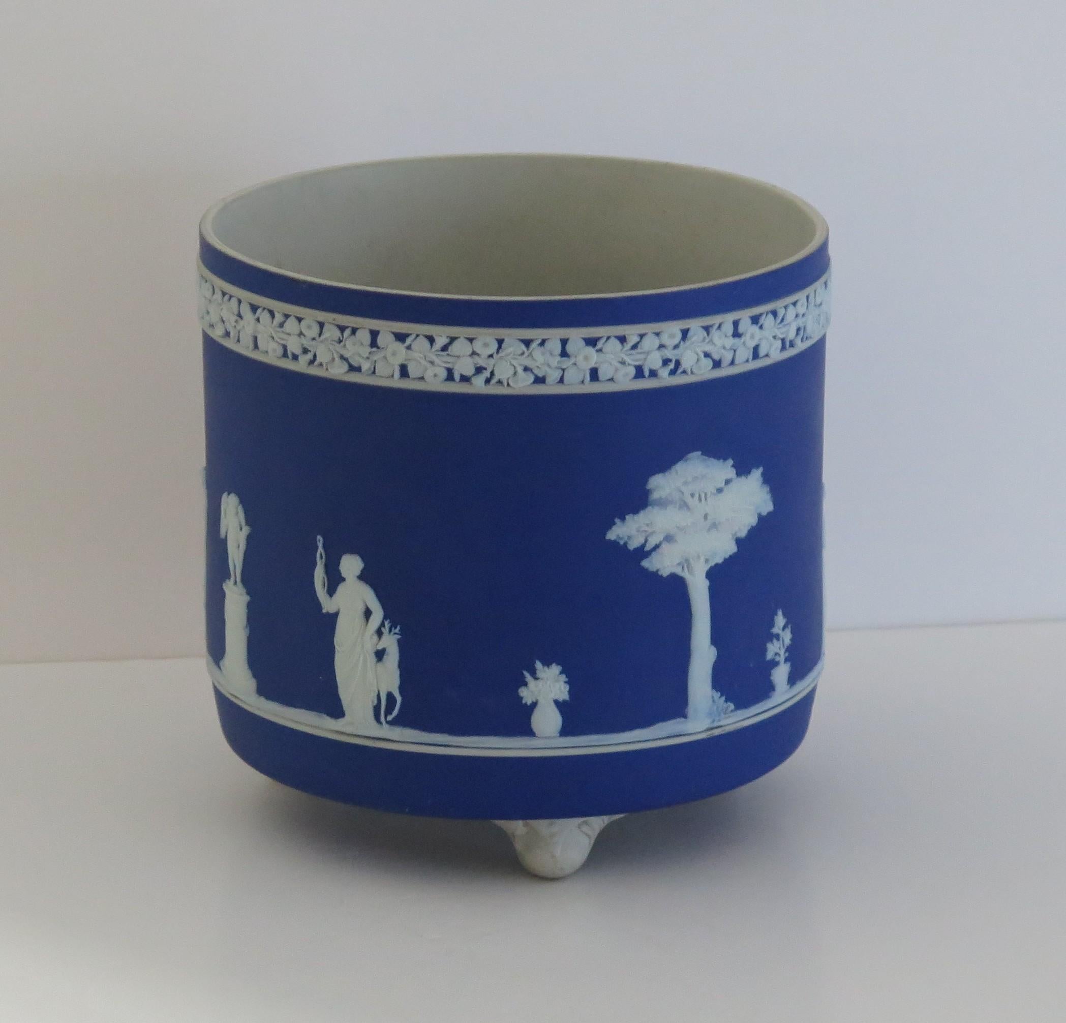 Britannico Jardiniere di Wedgwood in diaspro con figure classiche completamente marcato, 1930 ca. in vendita