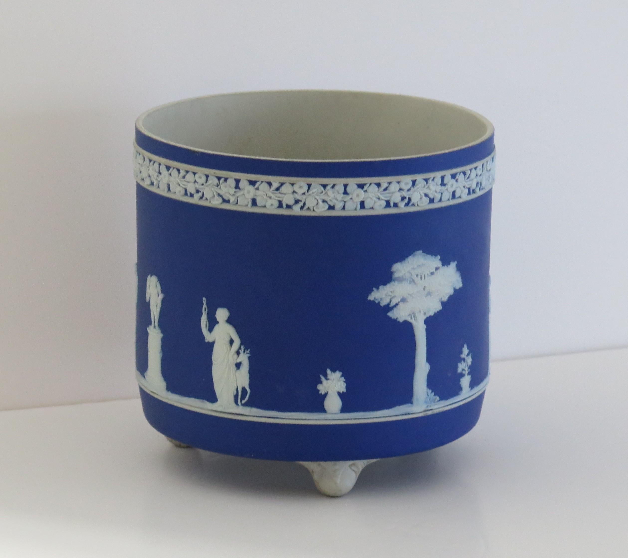 Fatto a mano Jardiniere di Wedgwood in diaspro con figure classiche completamente marcato, 1930 ca. in vendita