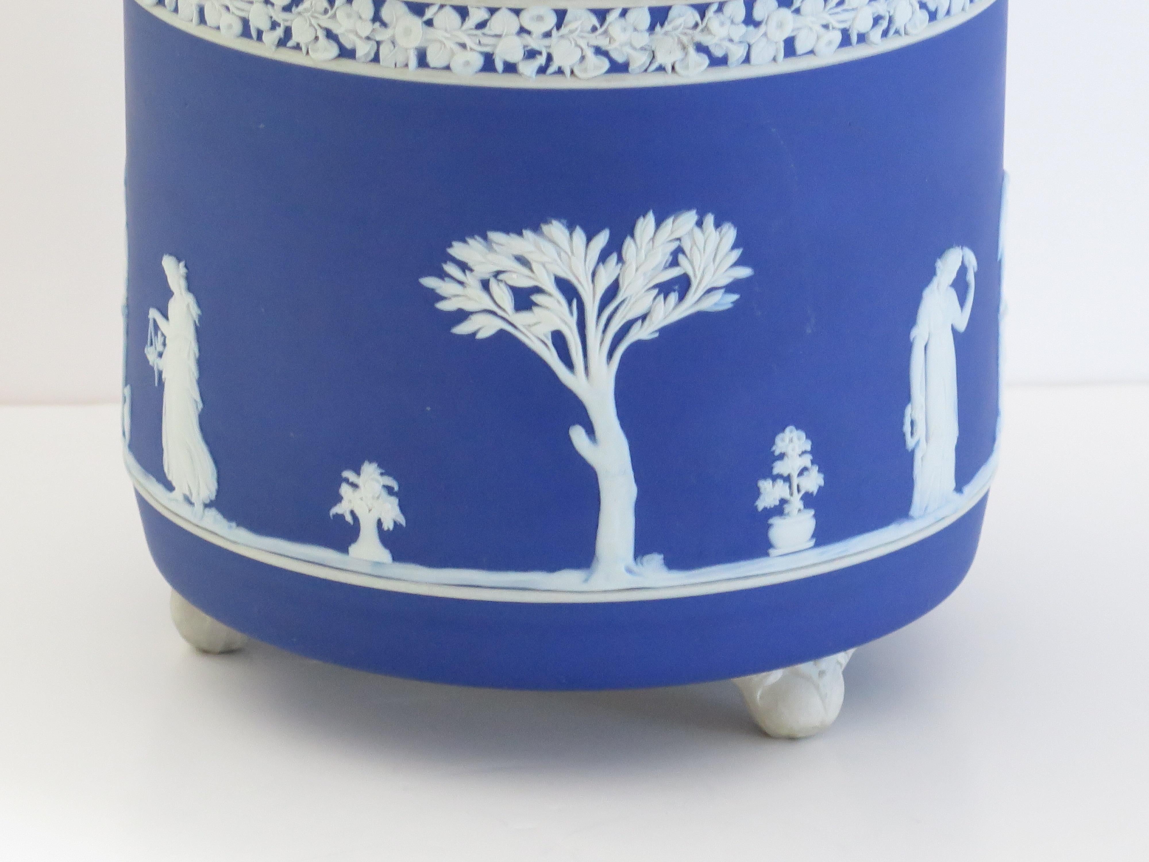 Jardiniere di Wedgwood in diaspro con figure classiche completamente marcato, 1930 ca. In condizioni buone in vendita a Lincoln, Lincolnshire