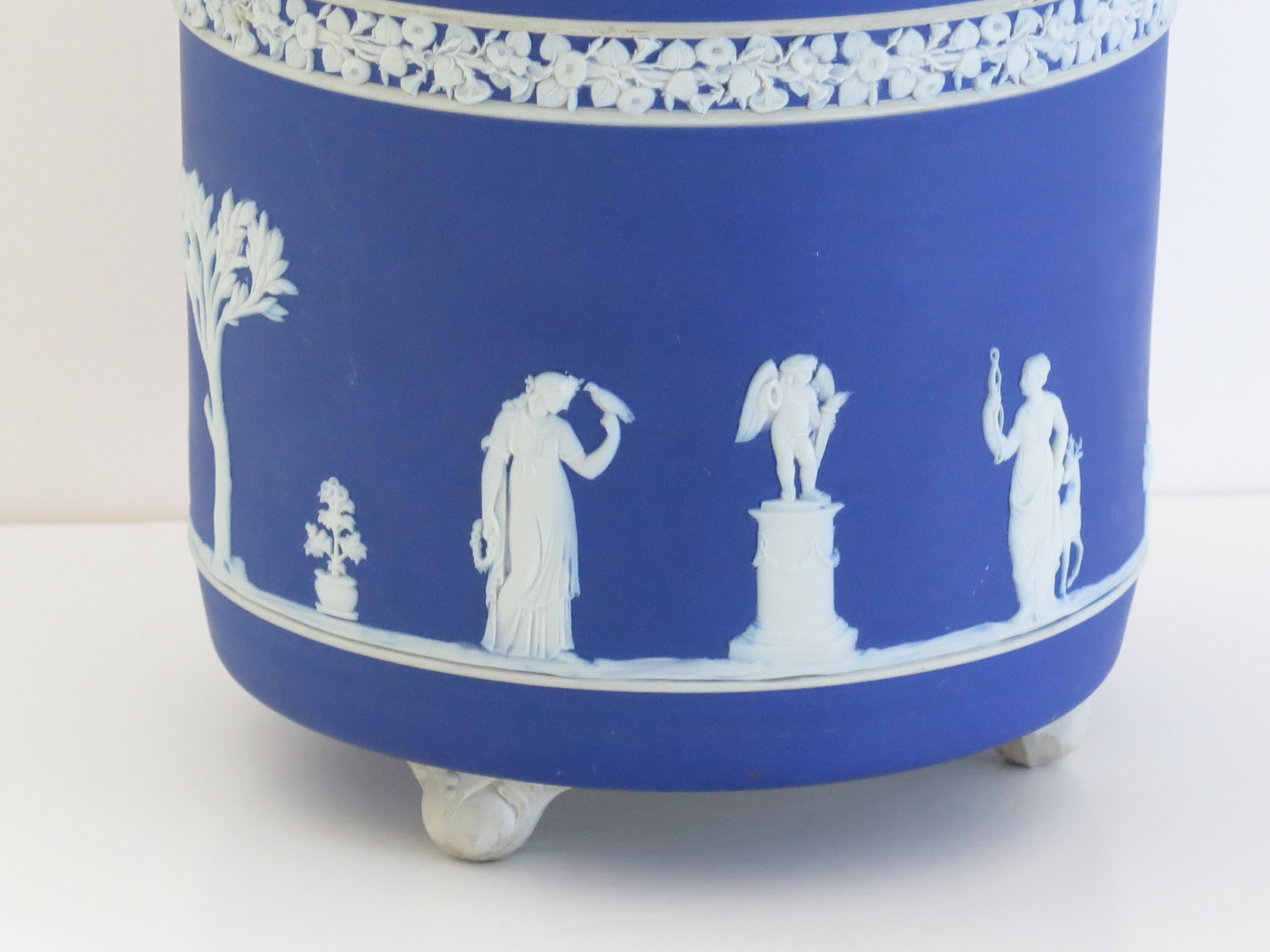 XX secolo Jardiniere di Wedgwood in diaspro con figure classiche completamente marcato, 1930 ca. in vendita