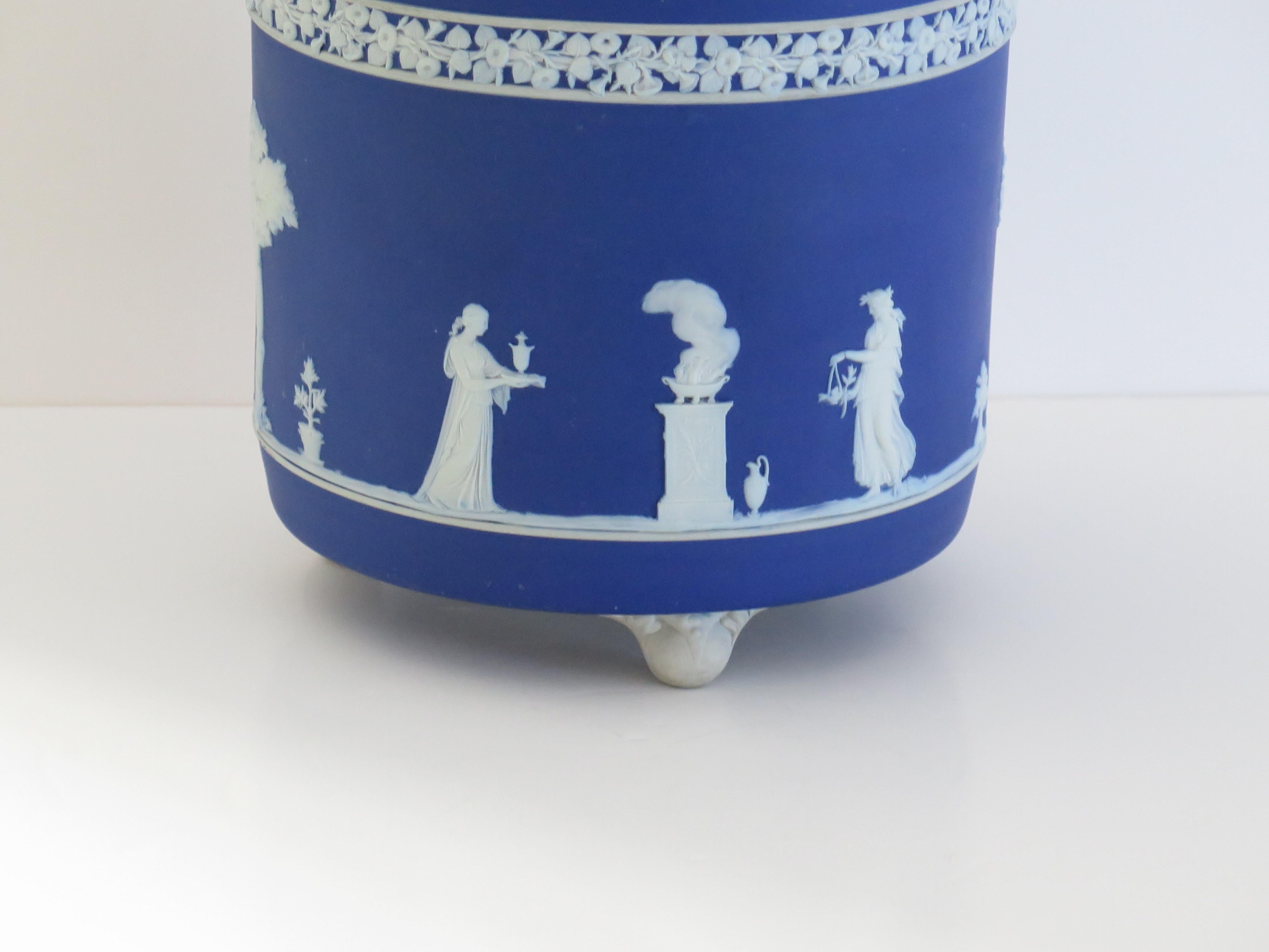 Terracotta Jardiniere di Wedgwood in diaspro con figure classiche completamente marcato, 1930 ca. in vendita