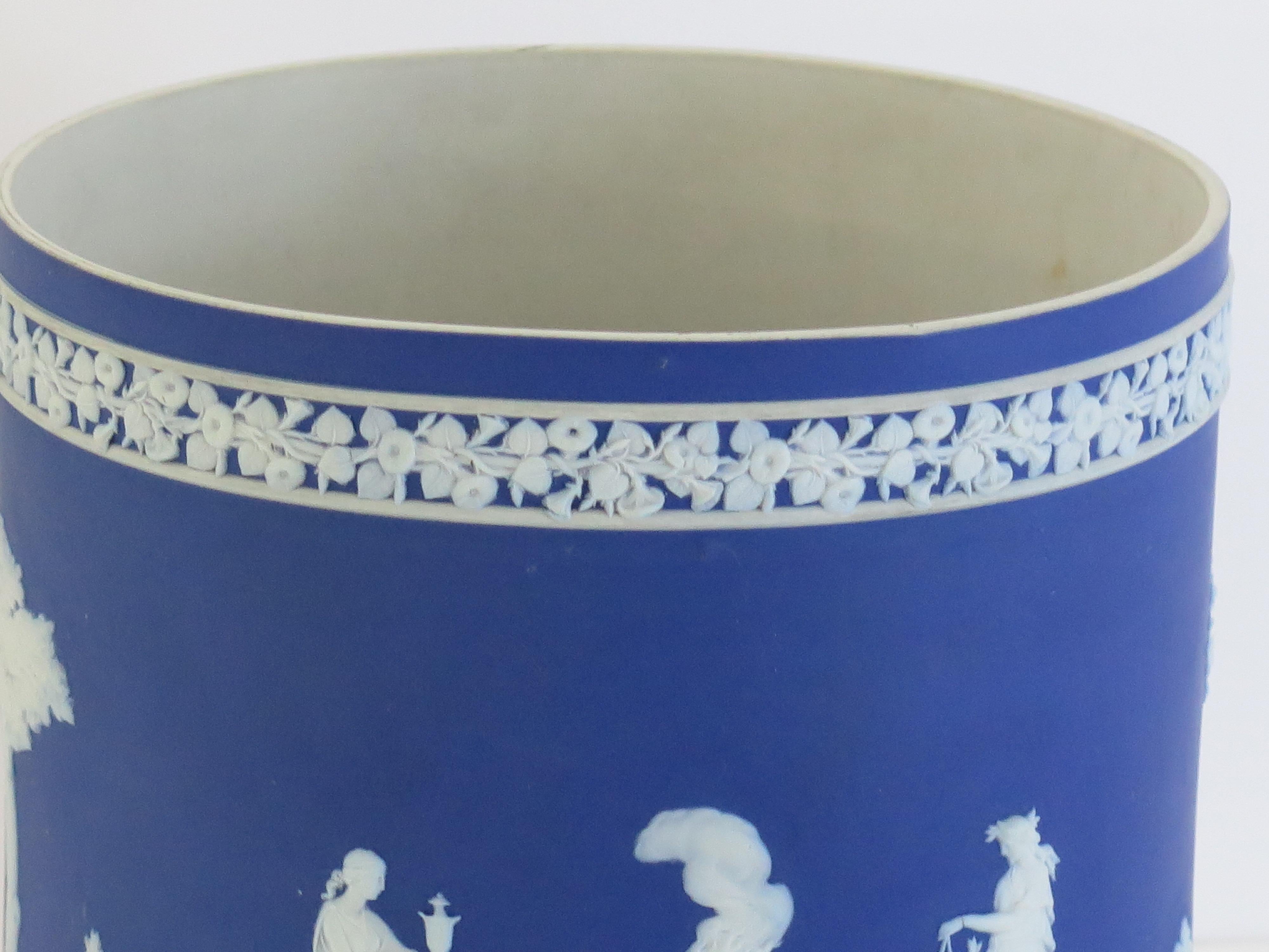 Jardiniere di Wedgwood in diaspro con figure classiche completamente marcato, 1930 ca. in vendita 1