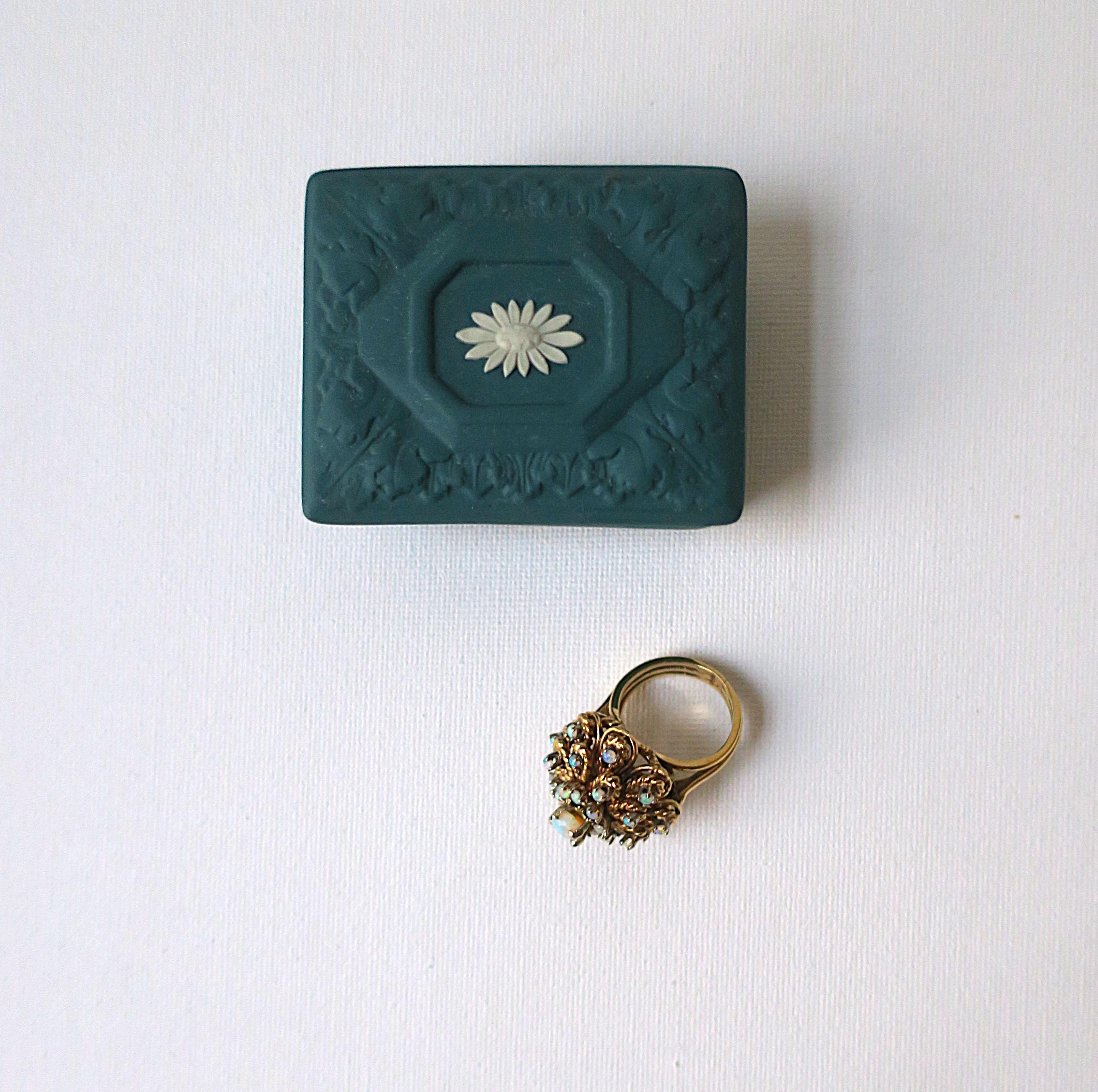 Wedgwood Jasperware Jewelry Box In Excellent Condition For Sale In New York, NY