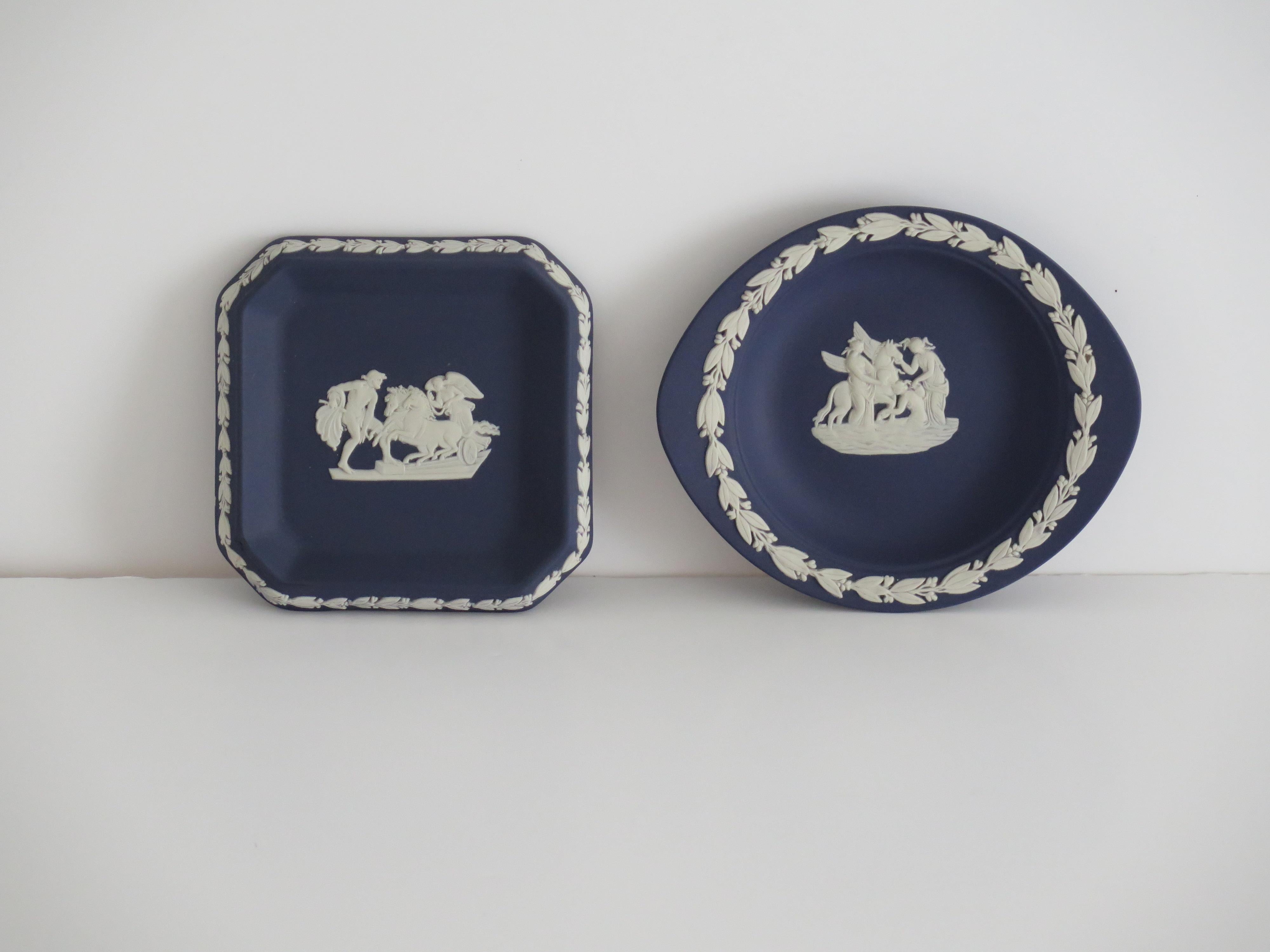 Diese Auflistung ist für ZWEI sehr gute Jasperware Steinzeug Schmuck Dishes oder Pin Trays, von Wedgwood, England und aus der zweiten Hälfte des 20. Jahrhunderts. 

Die beiden schönen Schalen haben einen dunkelblauen, matten Steingutgrund, sind aber