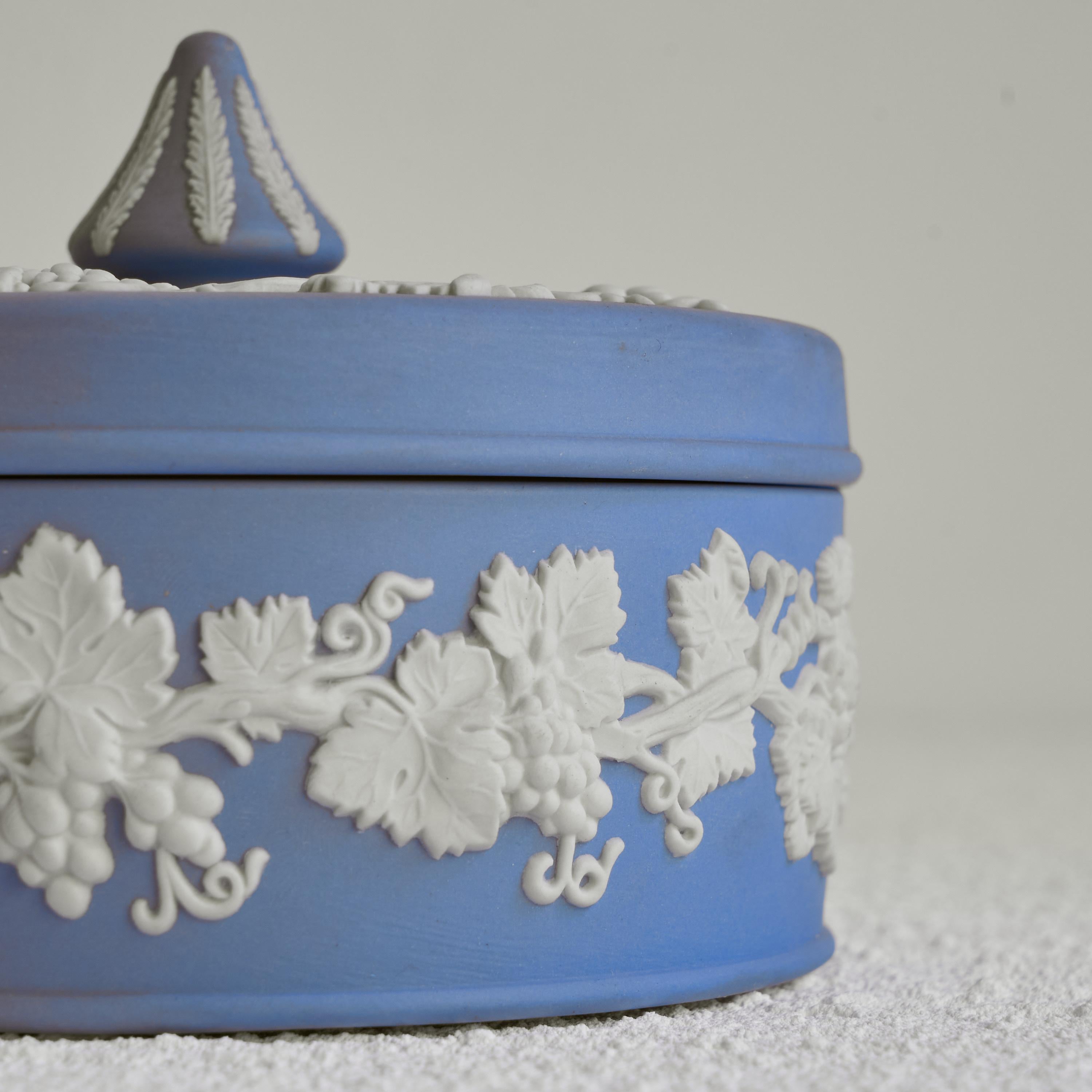 Wedgwood Jasperware Lidded Box with Blue and White Decor In Good Condition For Sale In Tilburg, NL