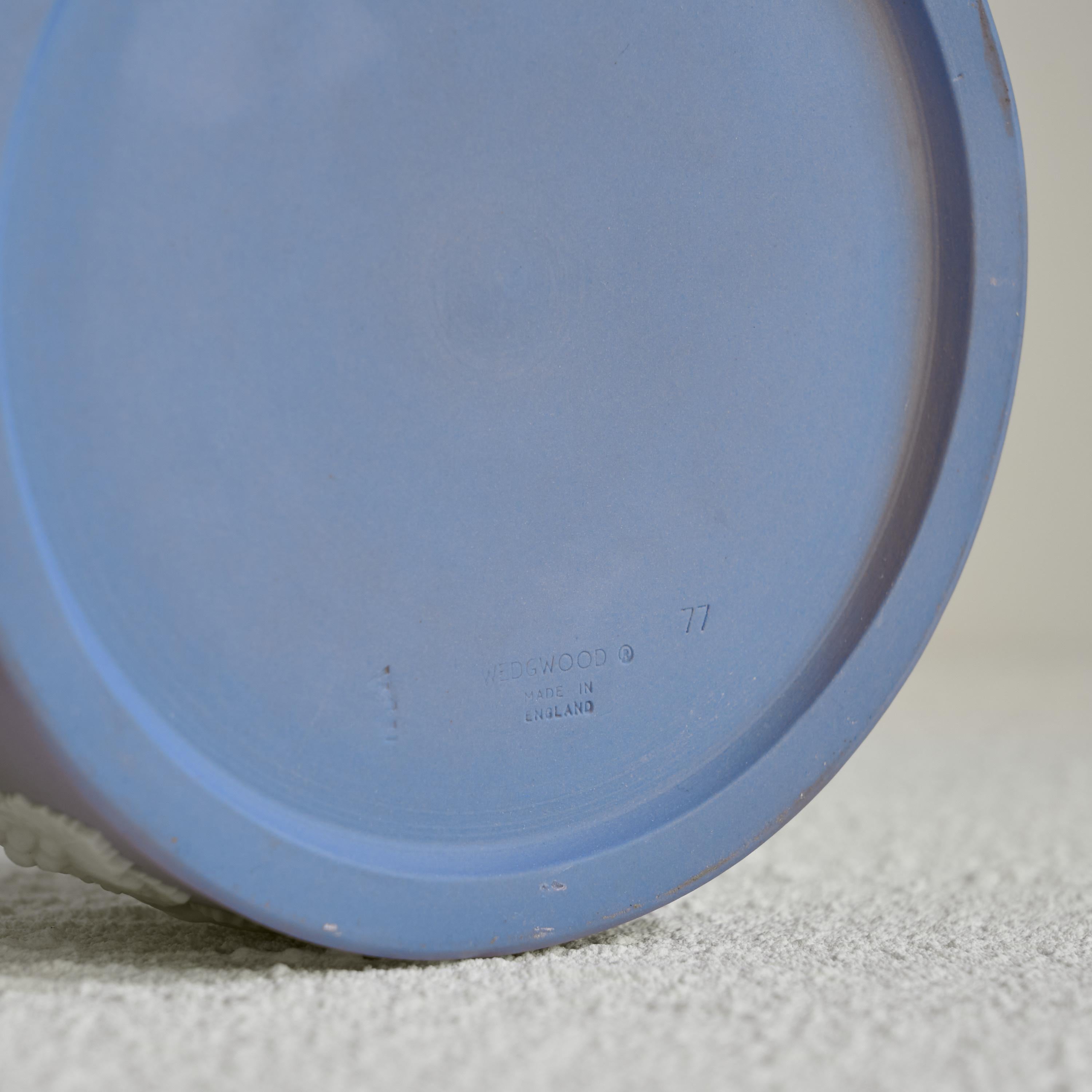 Caja con tapa de jaspeado Wedgwood con decoración azul y blanca siglo XX